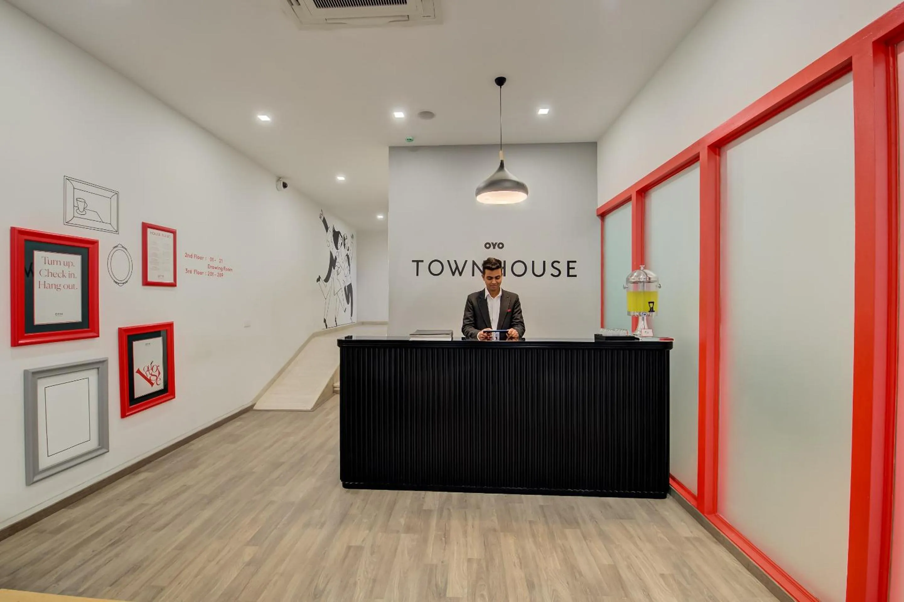 Lobby or reception in Super Townhouse MG Road Pune