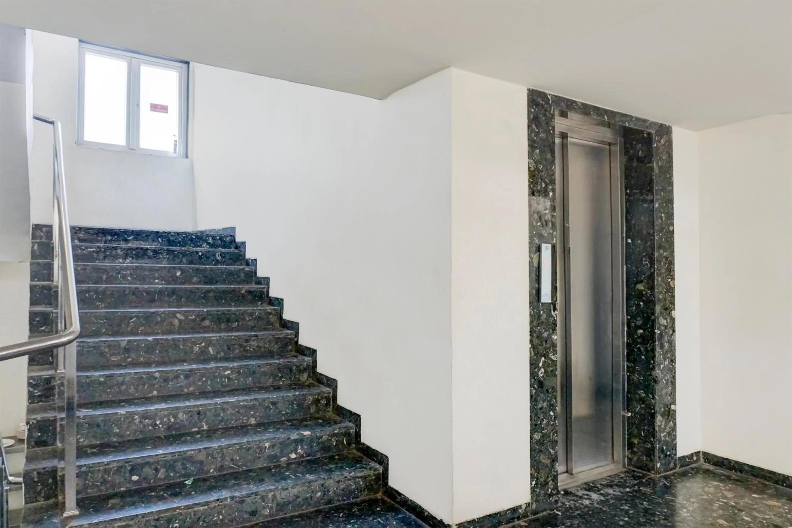 Lobby or reception in Super Townhouse MG Road Pune