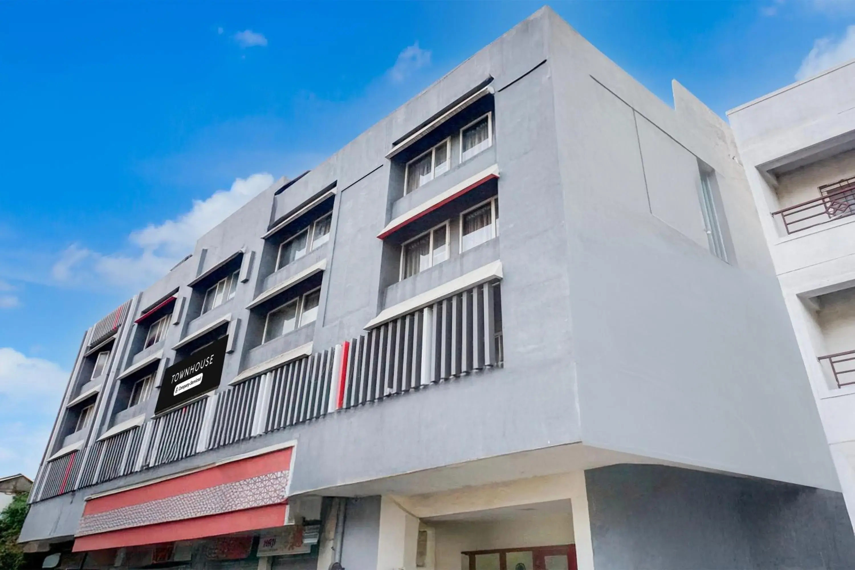 Facade/entrance in Super Townhouse MG Road Pune Facade/entrance in Super Townhouse MG Road Pune