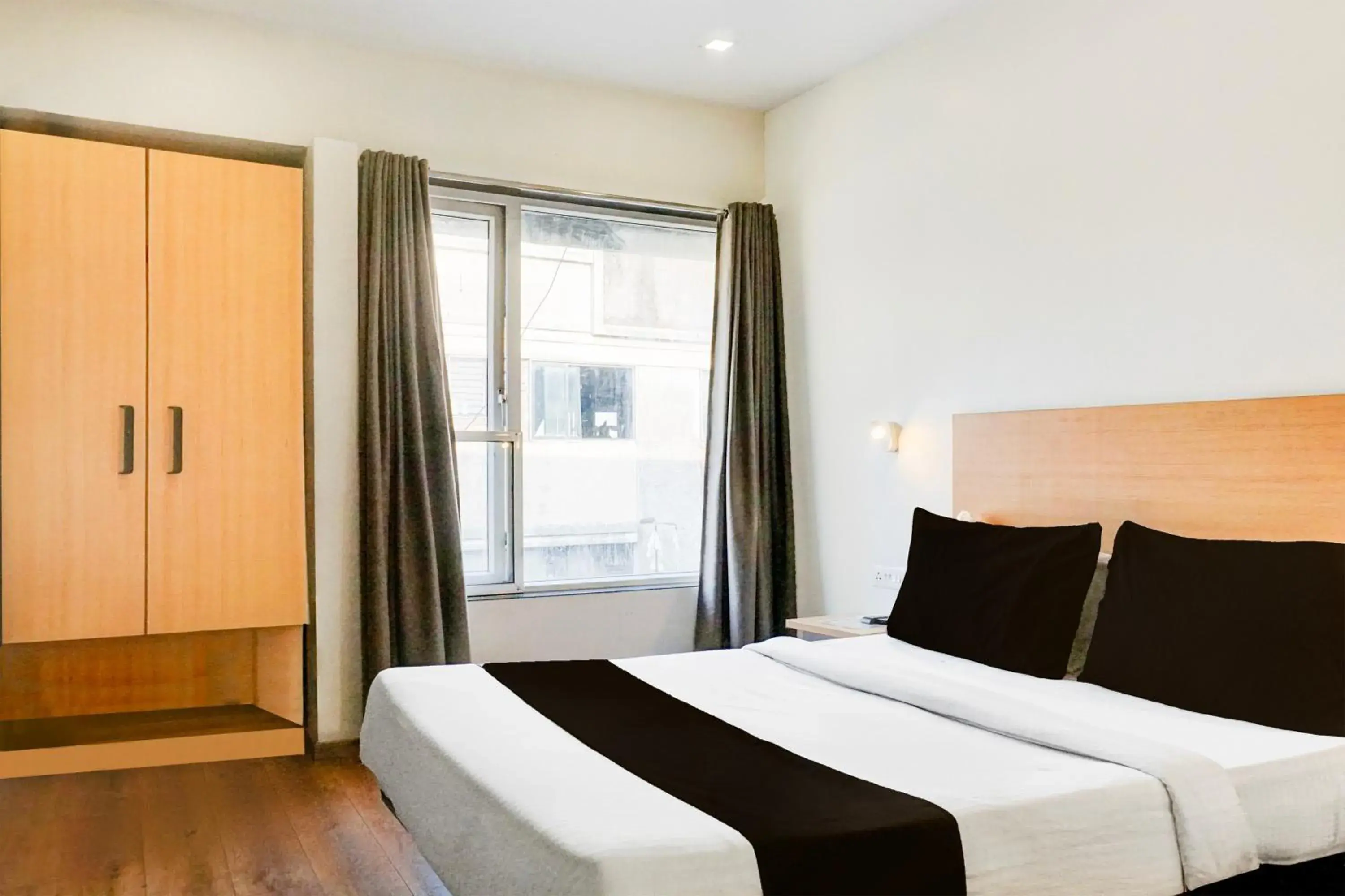 Bedroom, Bed in Super Townhouse MG Road Pune Bedroom, Bed in Super Townhouse MG Road Pune