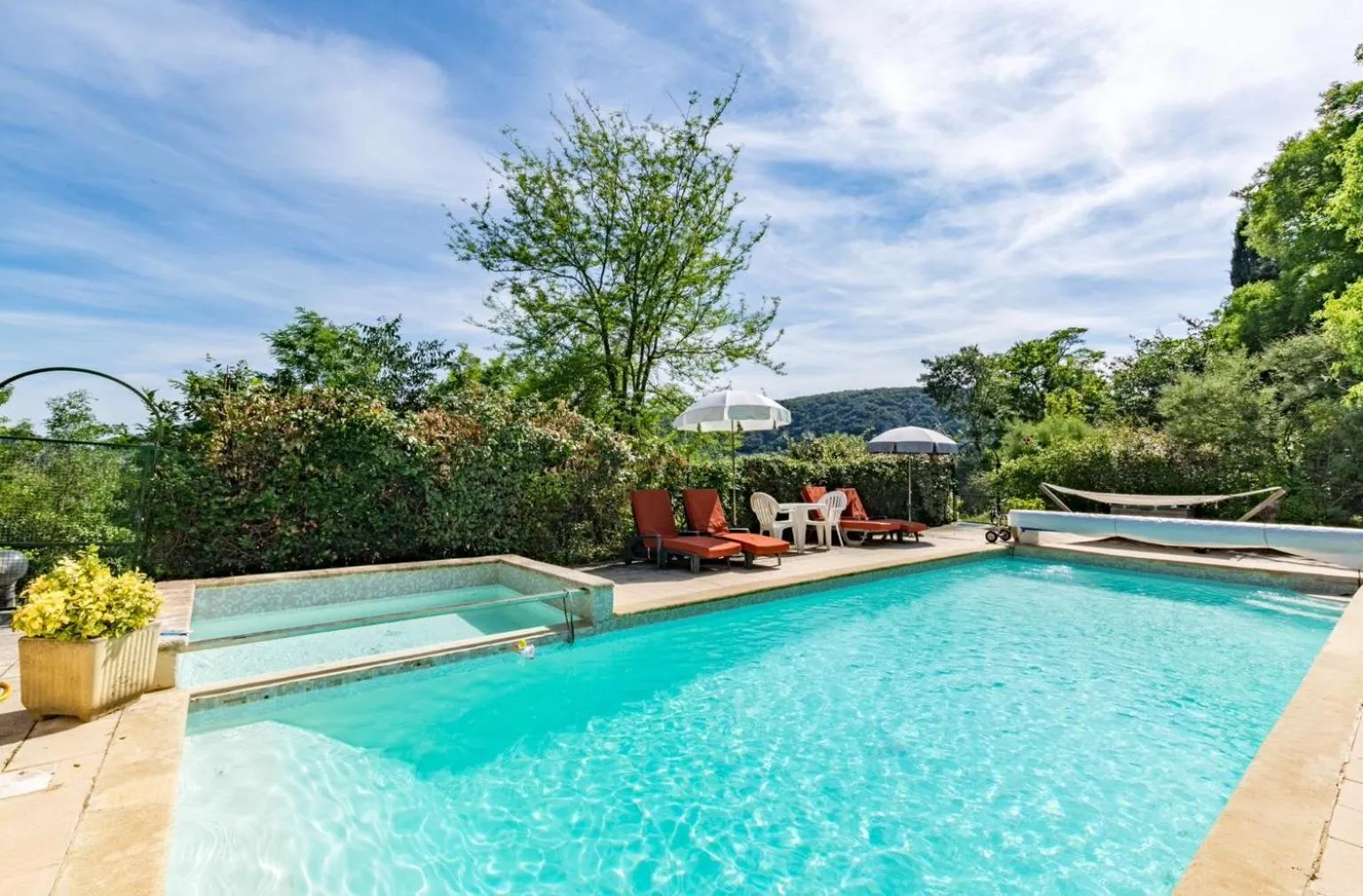 Swimming pool in Auberge de Saugras