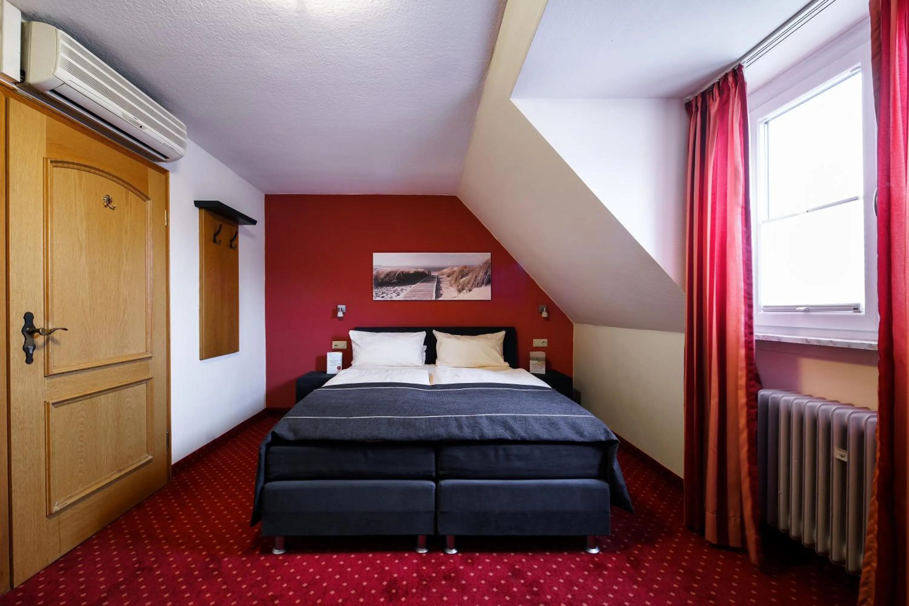 Photo of the whole room, Bed in Hotel Rüdesheimer Hof