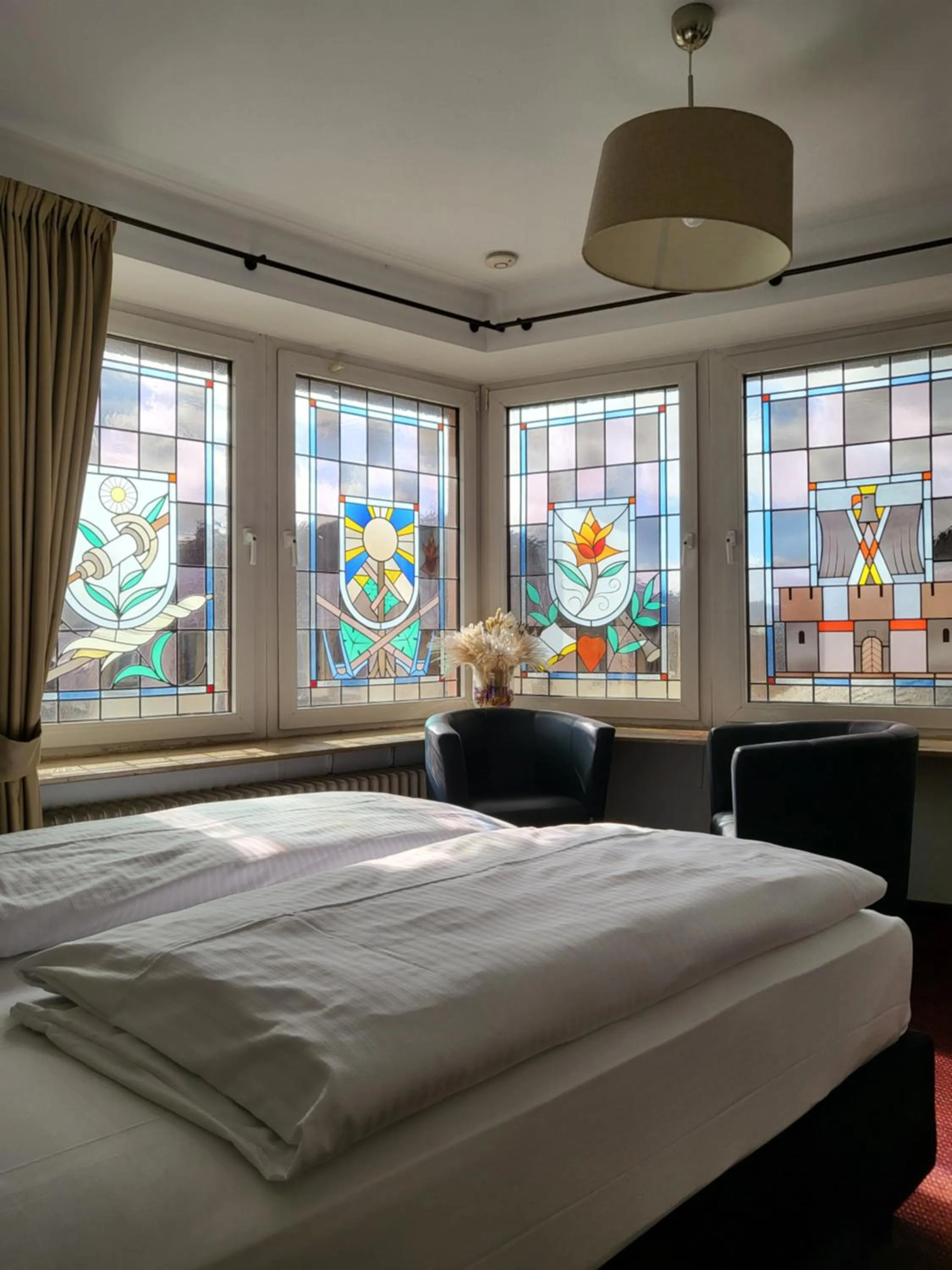 Seating area, Bed in Hotel Rüdesheimer Hof