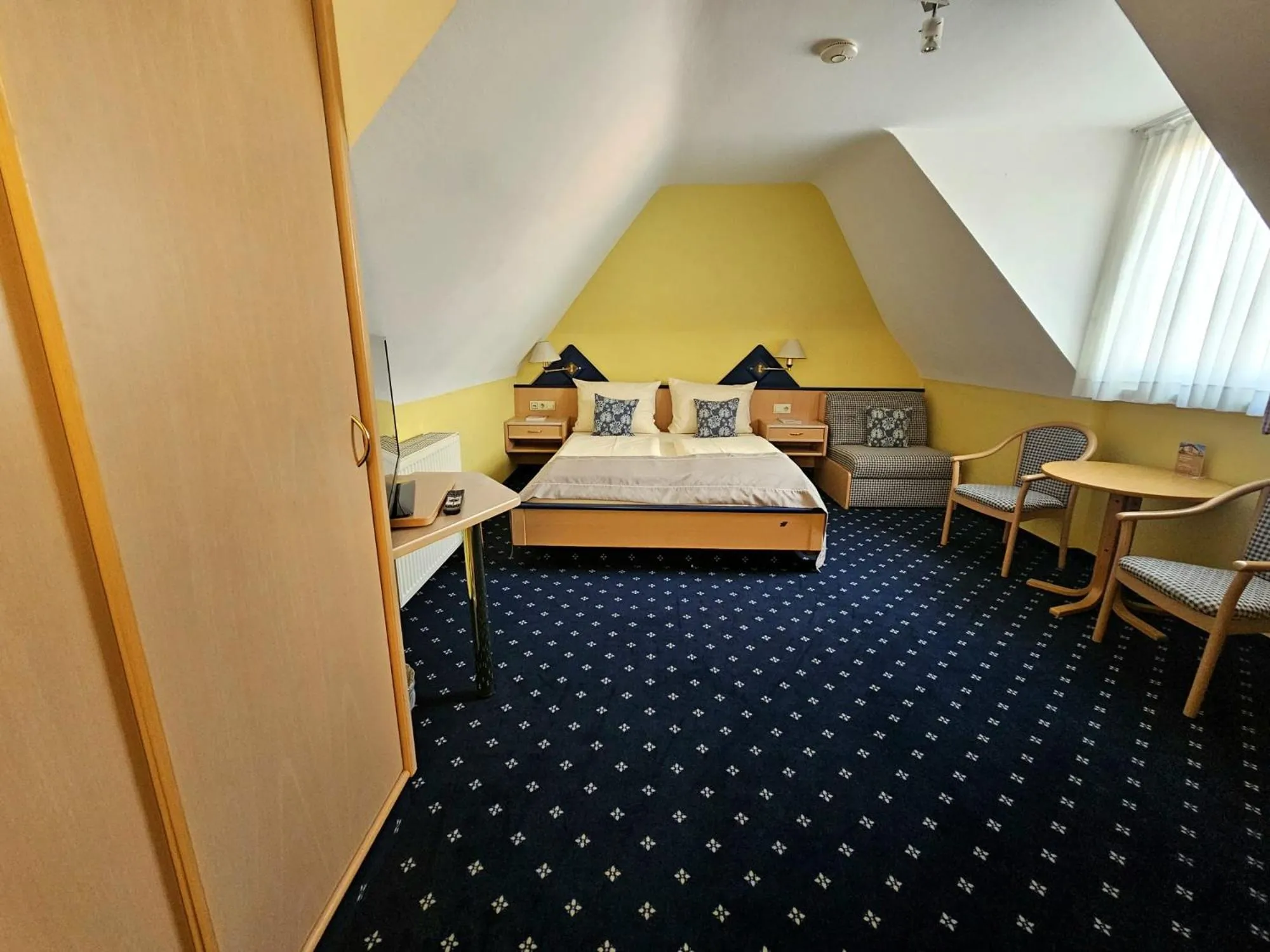 Photo of the whole room, Bed in Hotel Rüdesheimer Hof