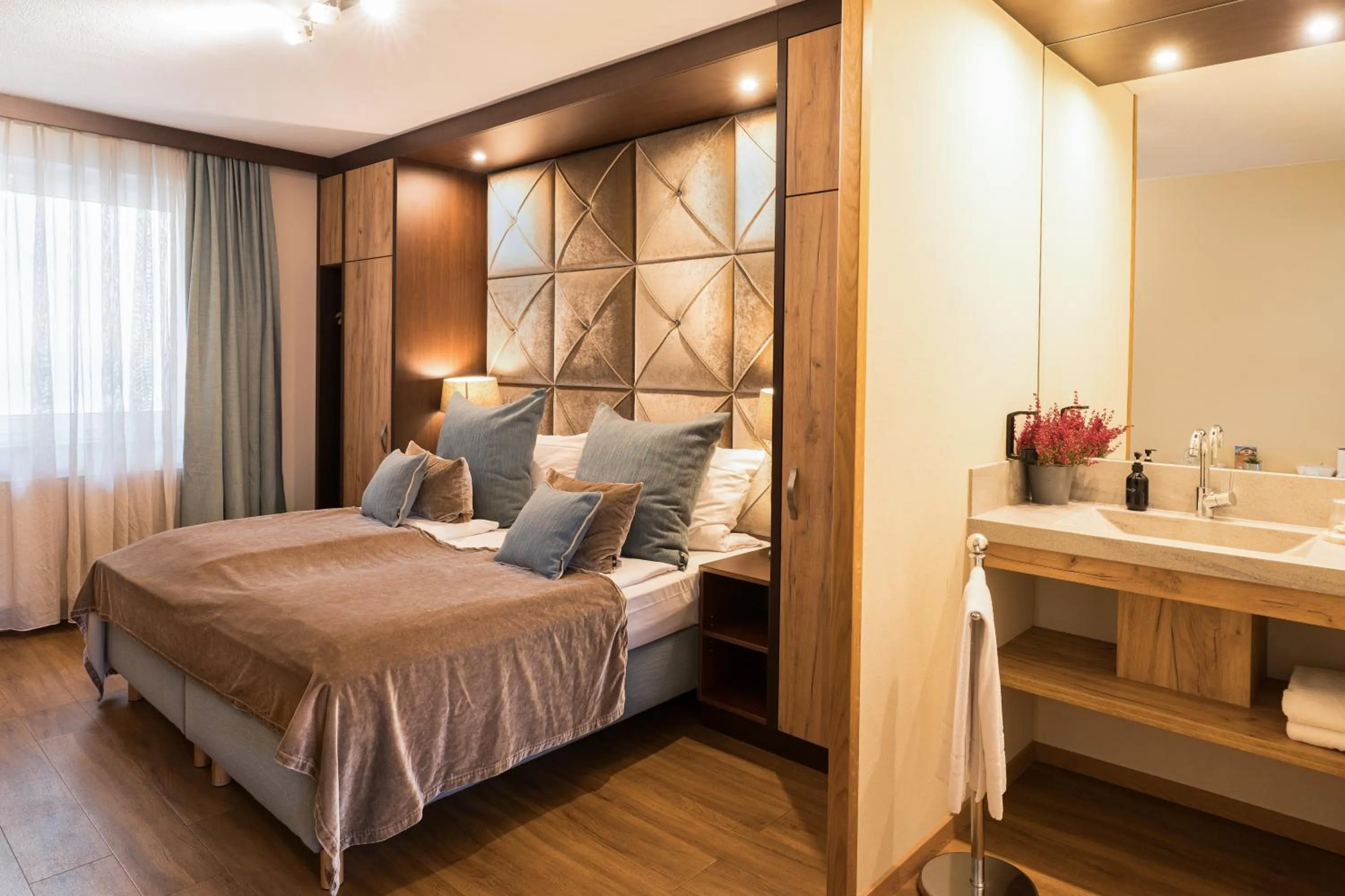 Bedroom, Bed in Hotel Rüdesheimer Hof