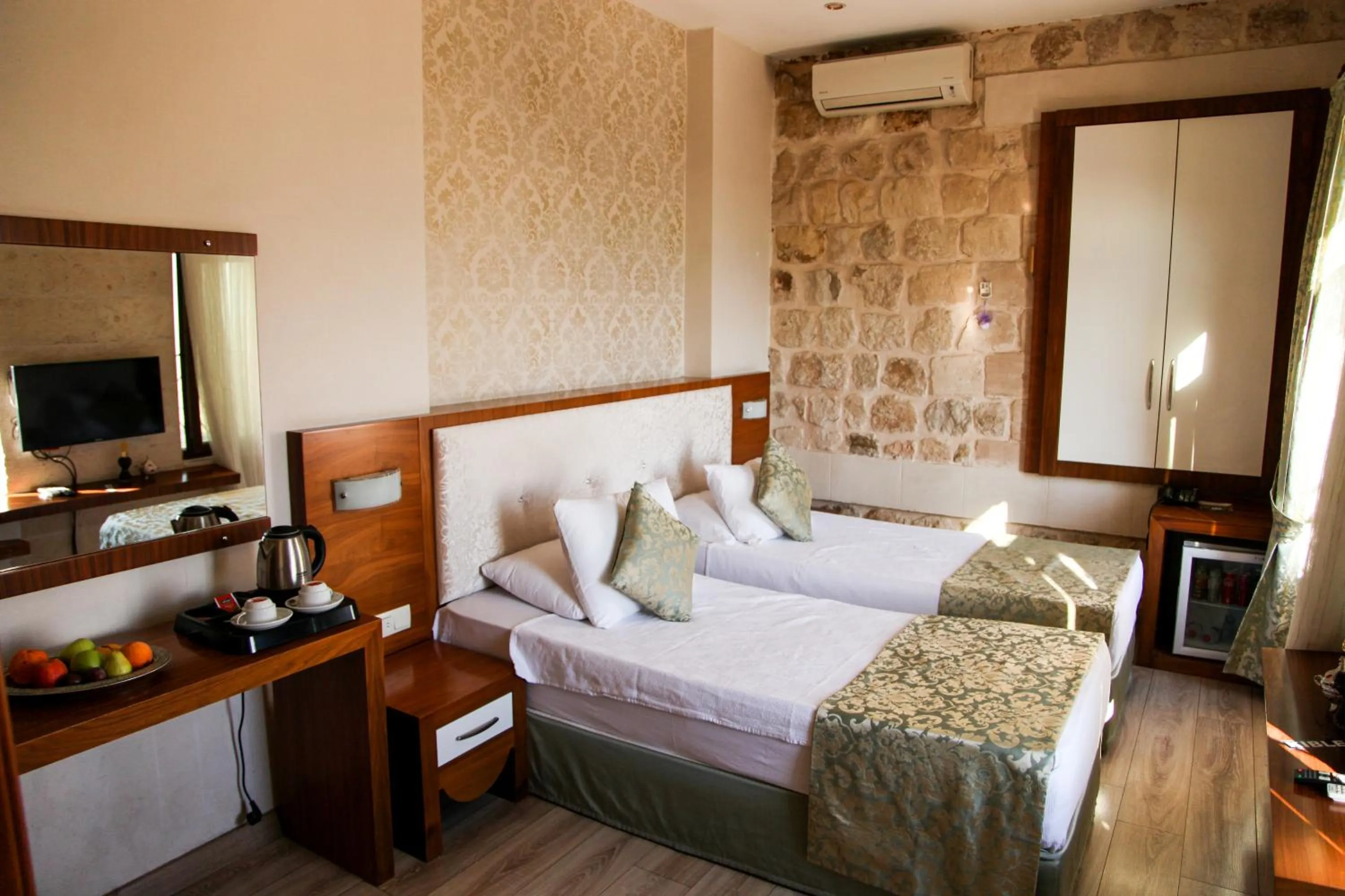 Photo of the whole room, Bed in Tuğhan Hotel