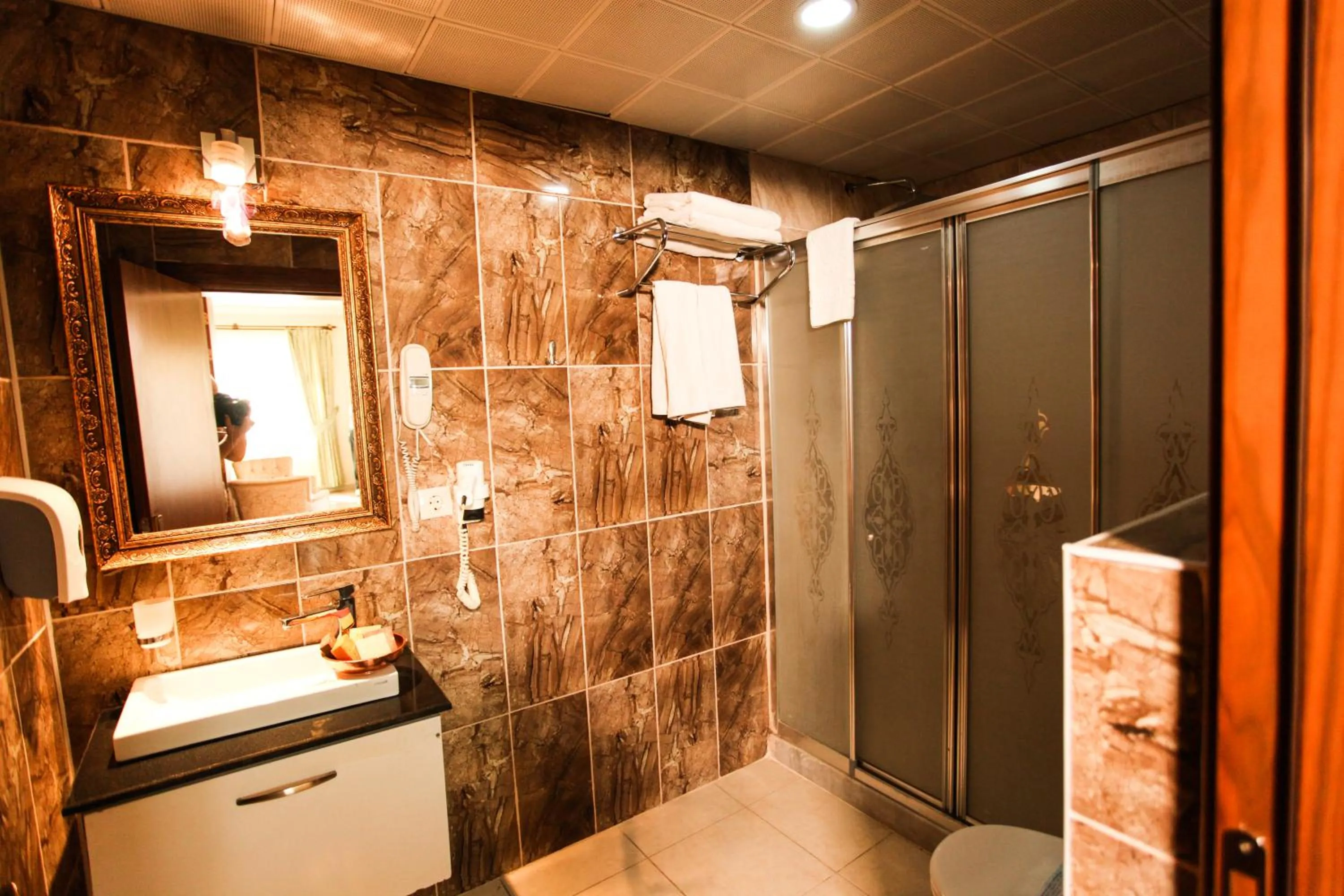 Bathroom in Tuğhan Hotel