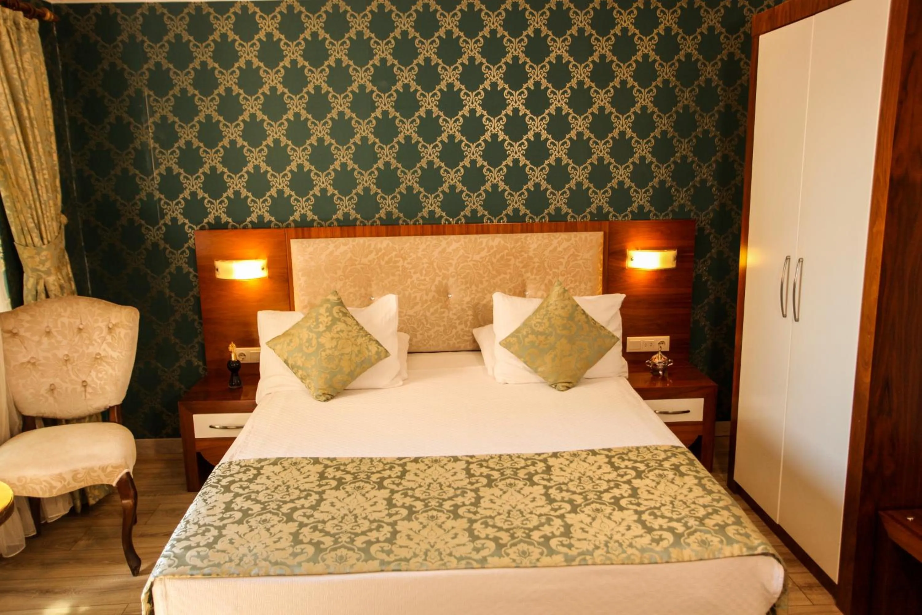 Photo of the whole room, Bed in Tuğhan Hotel