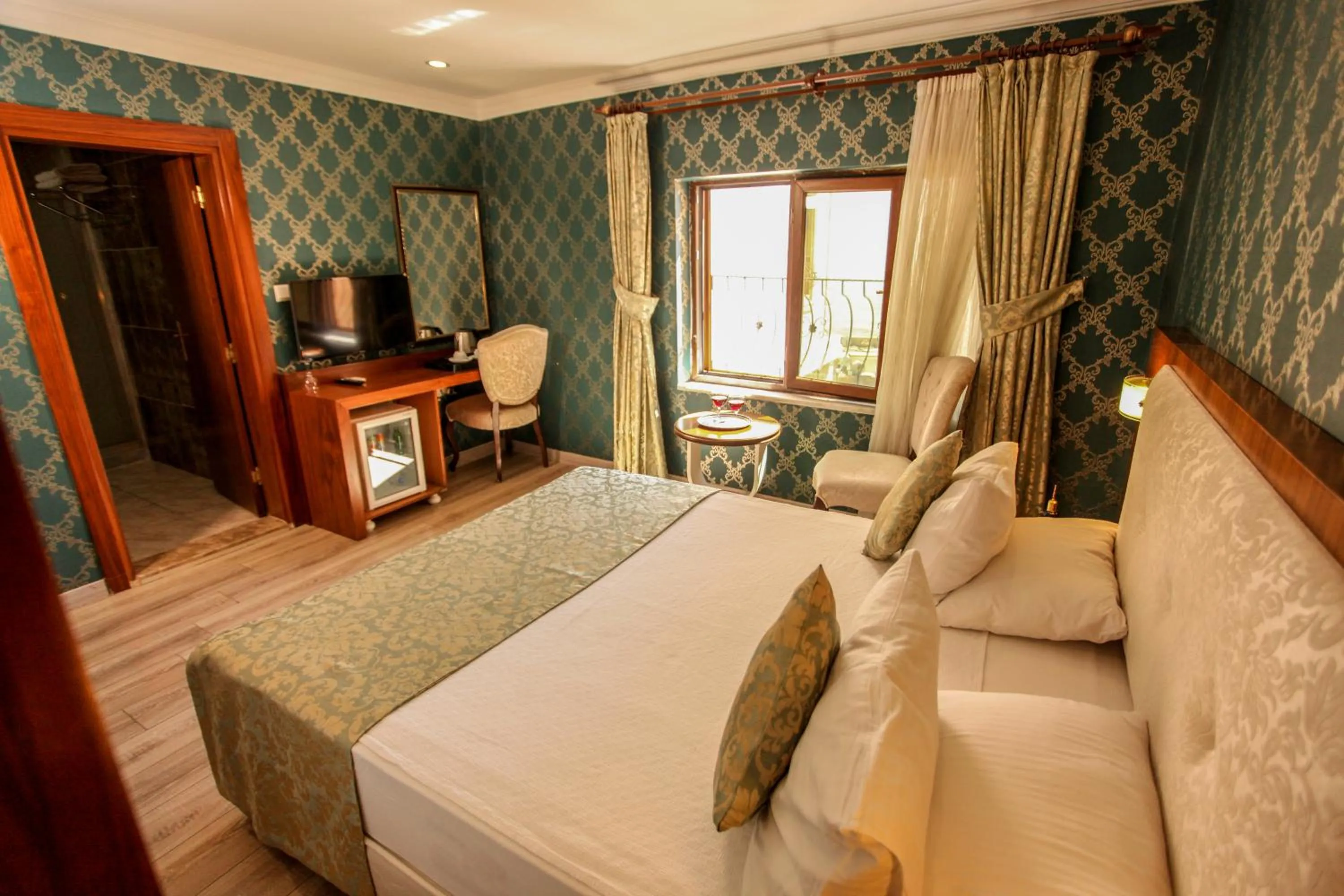 Photo of the whole room, Bed in Tuğhan Hotel