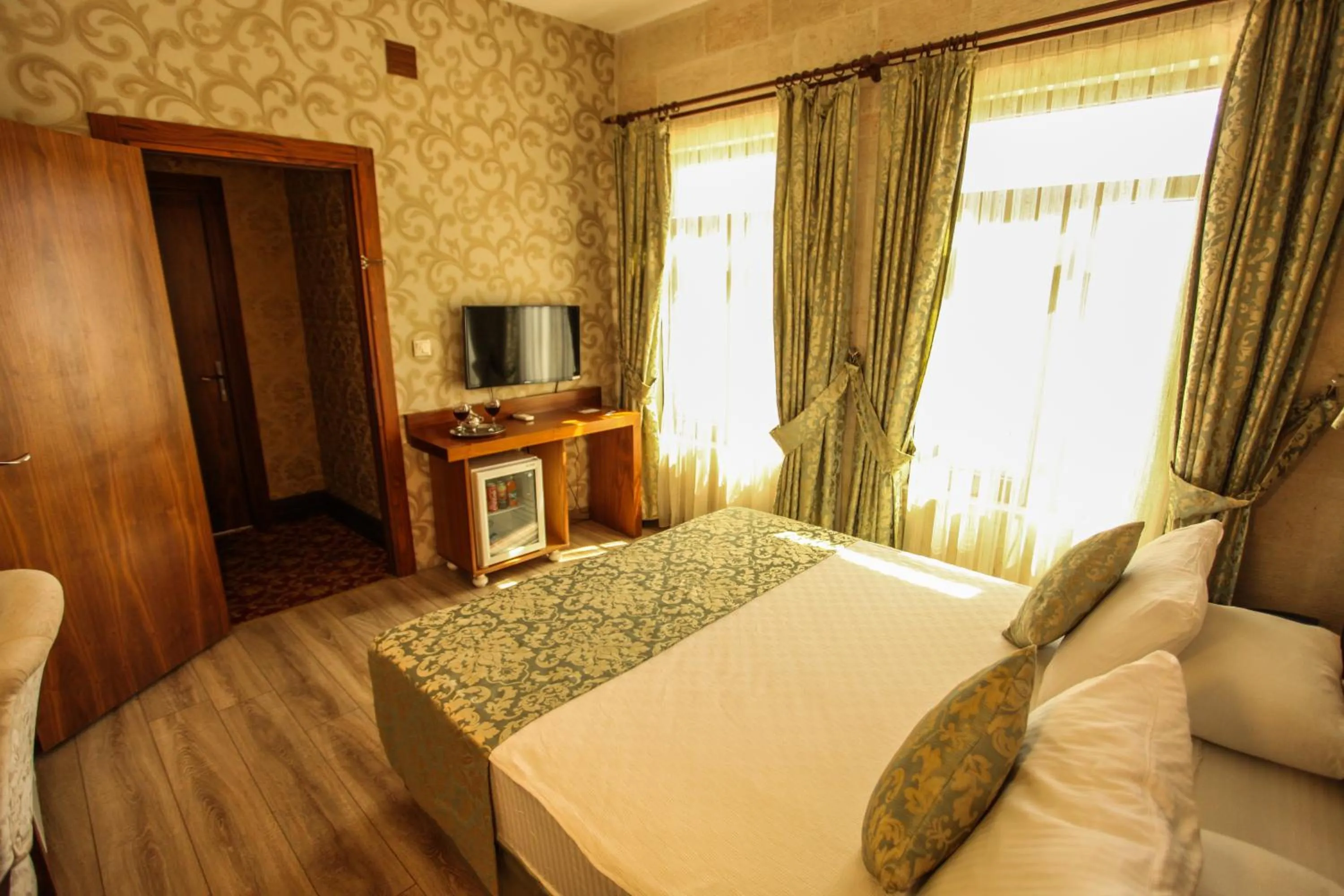 Photo of the whole room, Bed in Tuğhan Hotel