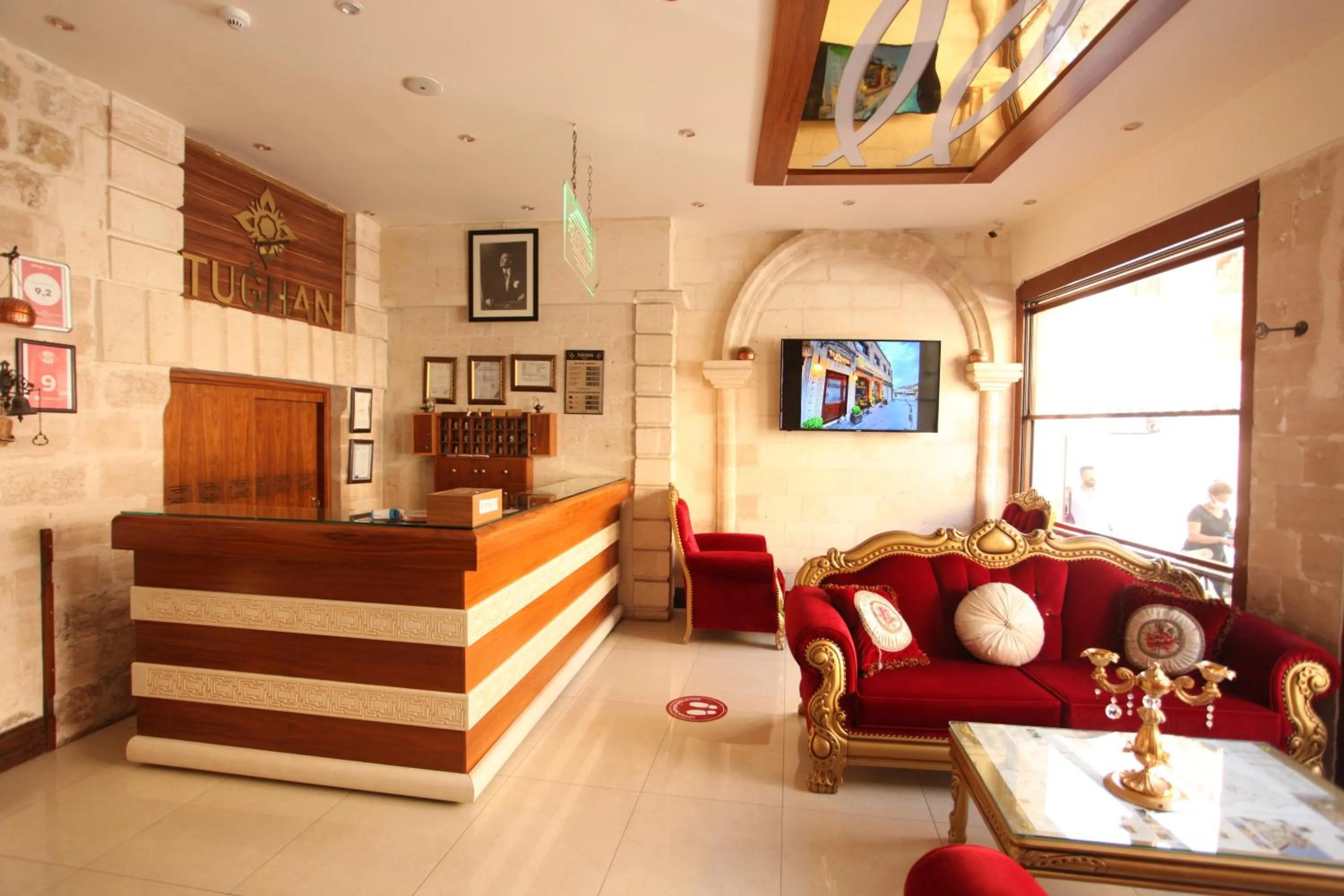 Communal lounge/ TV room in Tuğhan Hotel