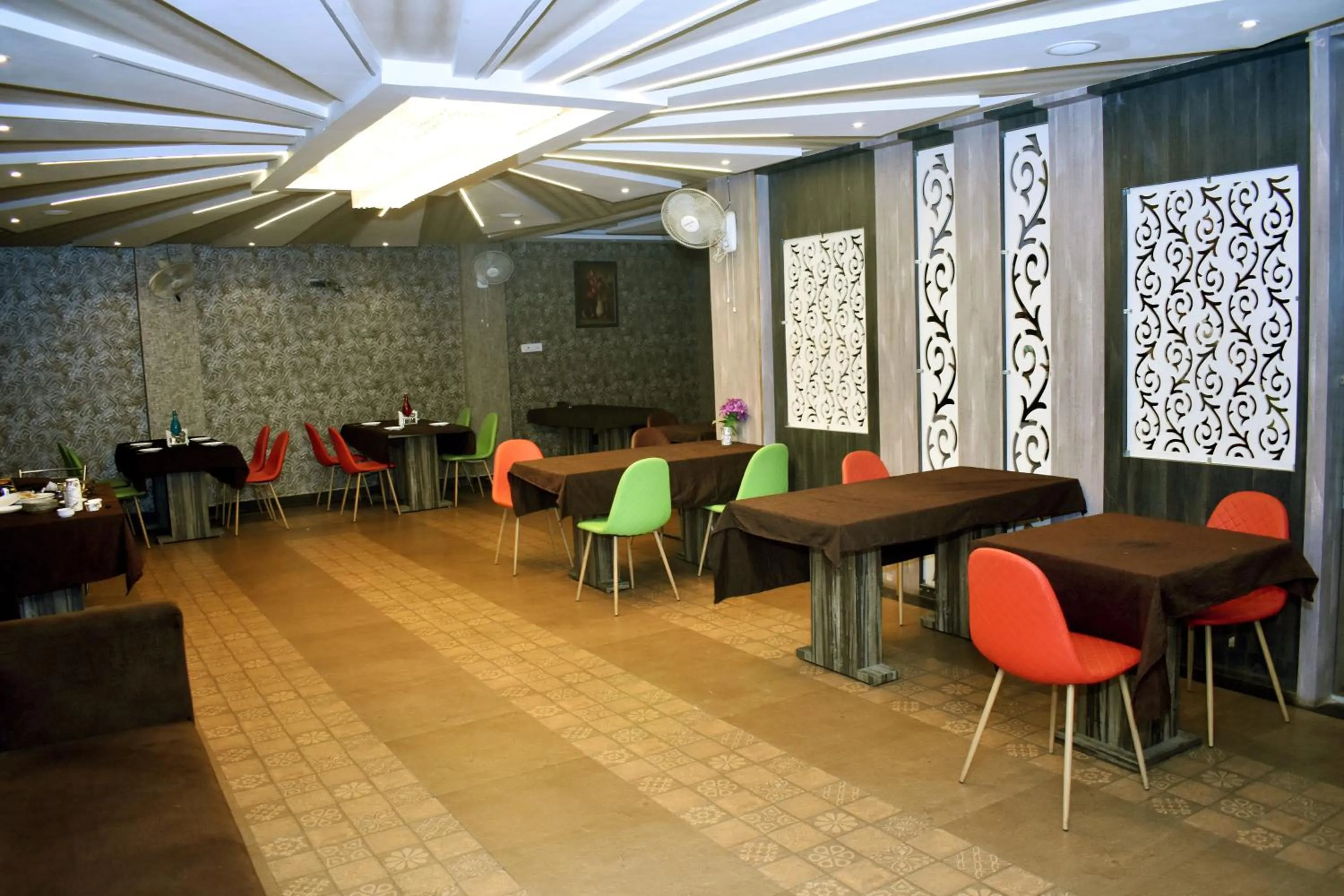 Restaurant/places to eat in HOTEL UMA PALACE