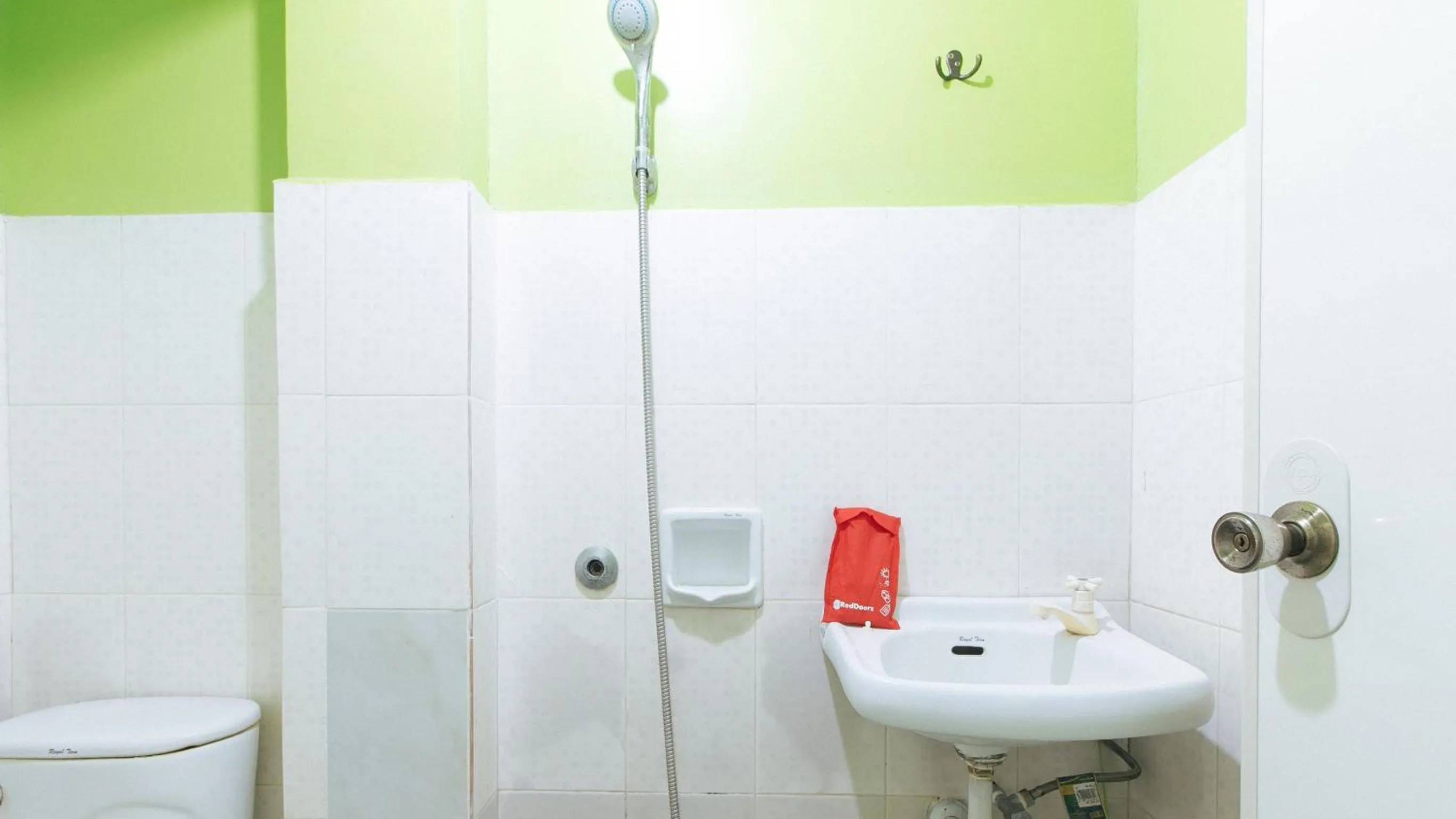 Bathroom in RedDoorz Plus near Municipality of Luisiana Laguna