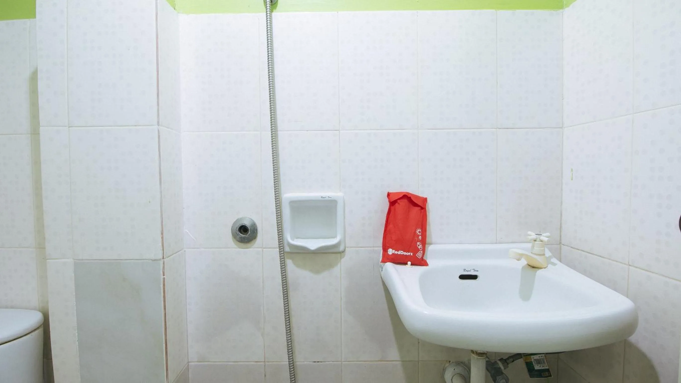 Bathroom in RedDoorz Plus near Municipality of Luisiana Laguna