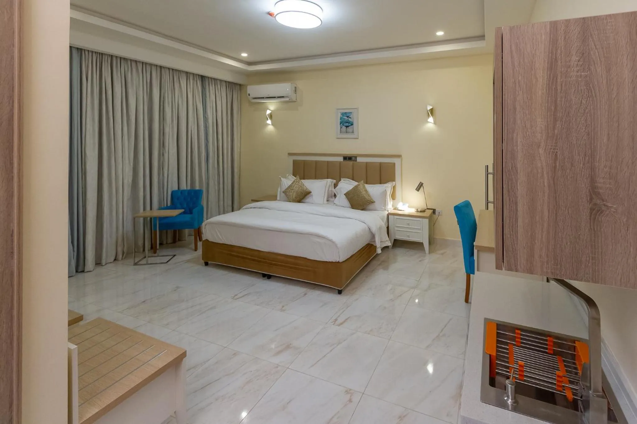 Photo of the whole room in Hera