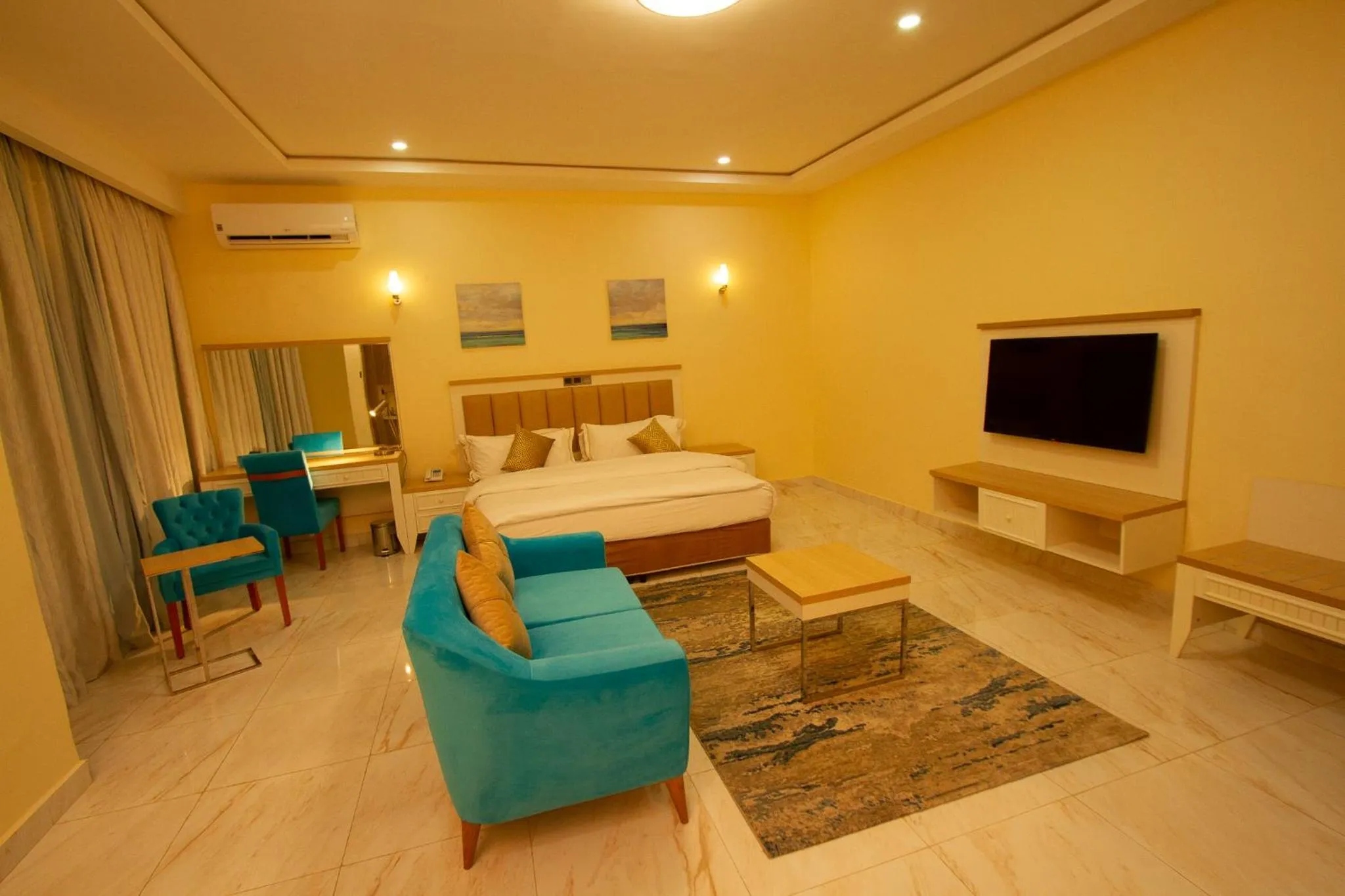 Photo of the whole room in Hera