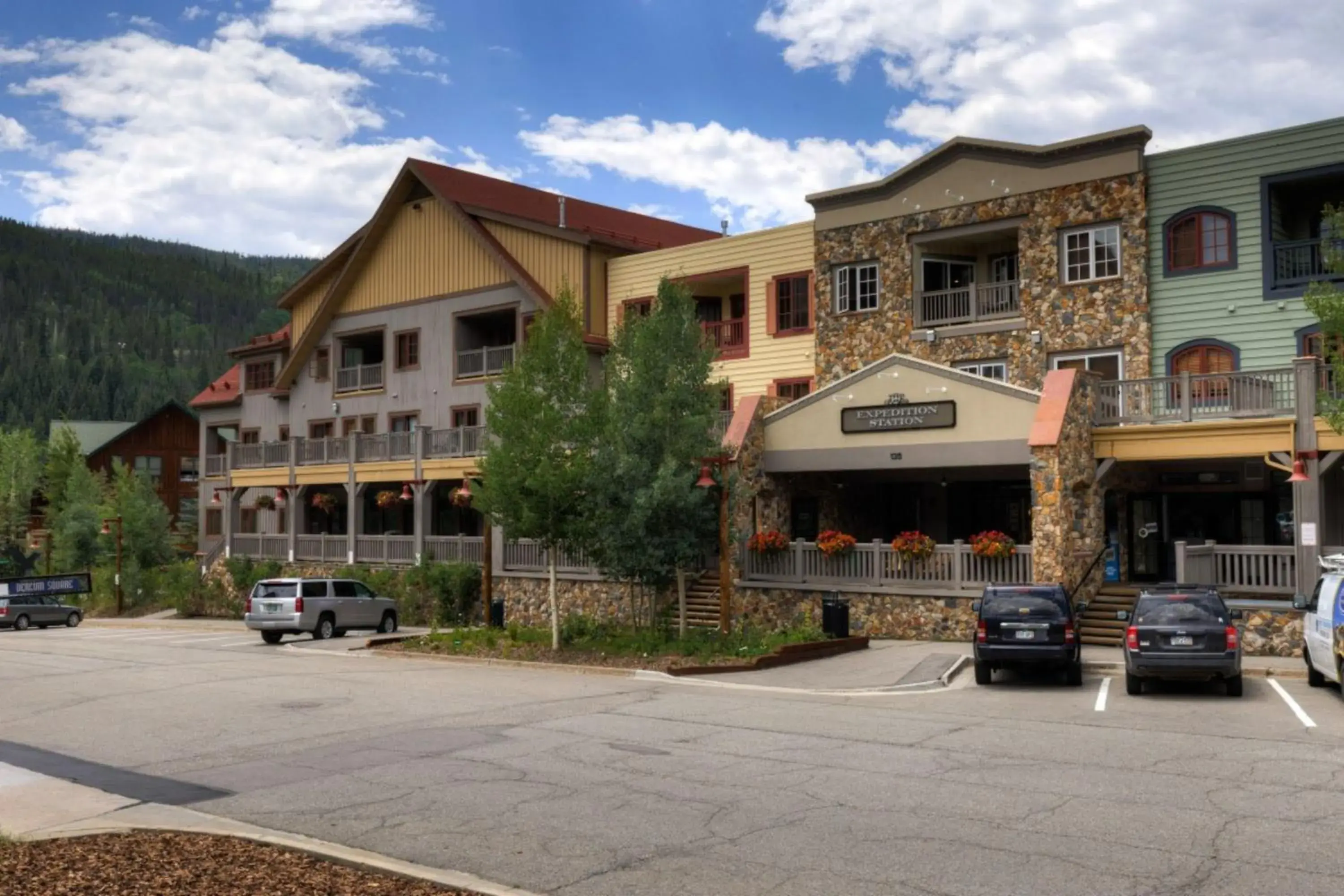 Property building in Expedition Station by Summit County Mountain Retreats Property building in Expedition Station by Summit County Mountain Retreats