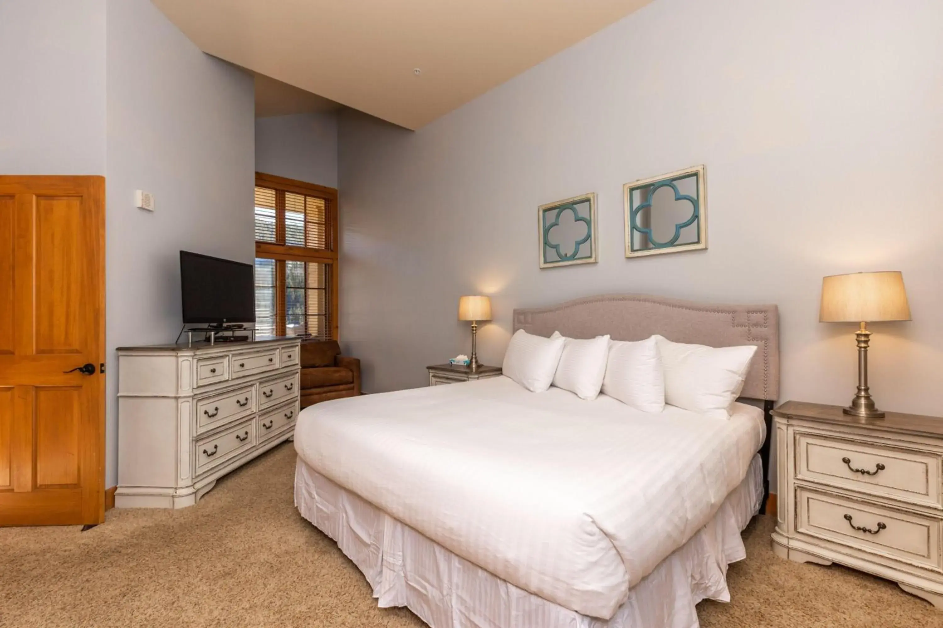 Bedroom in Expedition Station by Summit County Mountain Retreats Bedroom in Expedition Station by Summit County Mountain Retreats