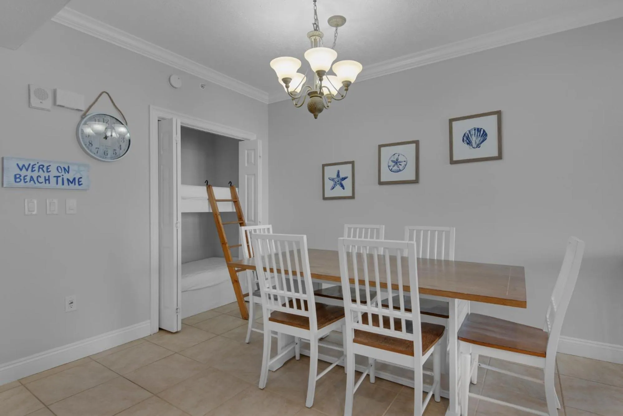 Dining area in Treasure Island 0207