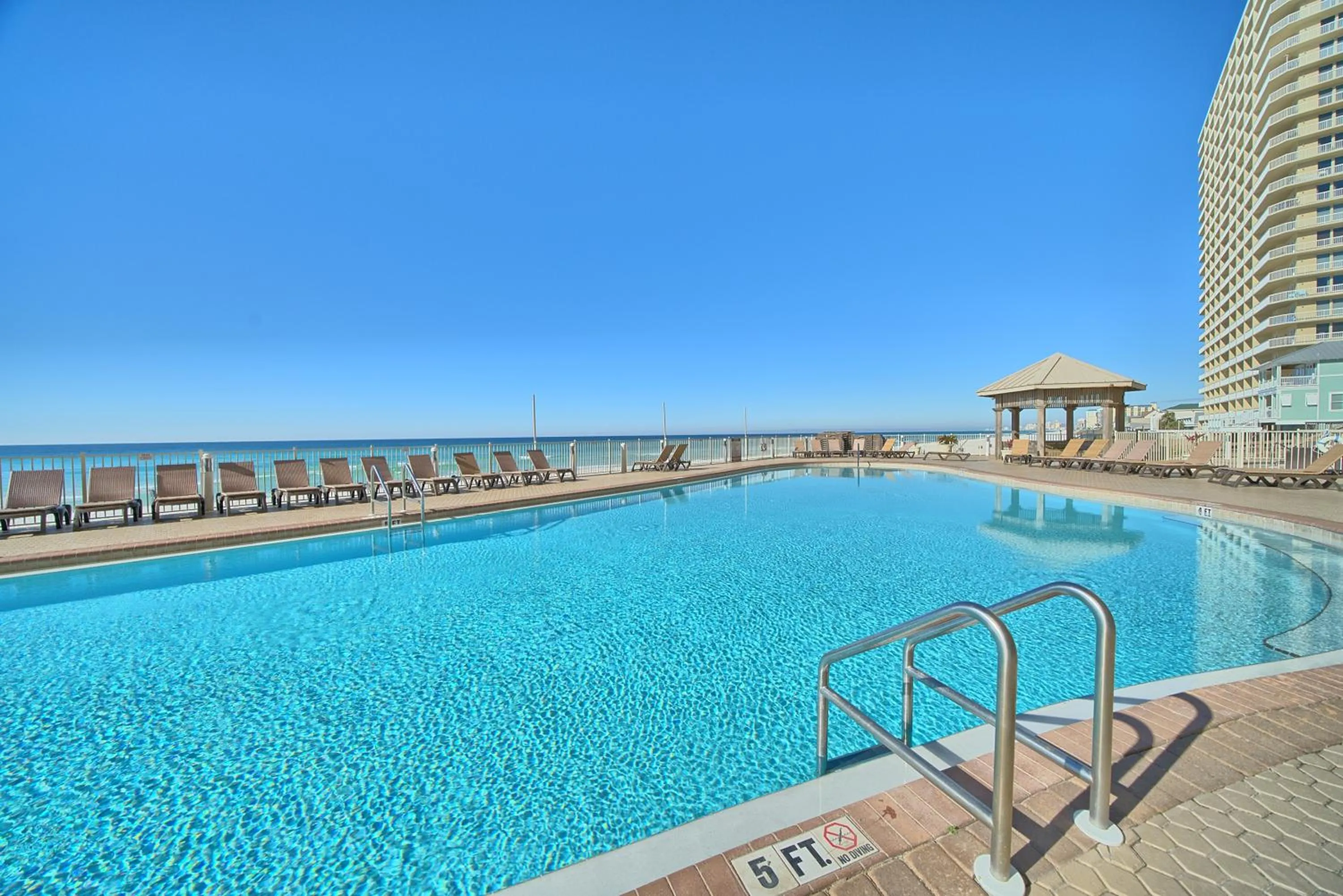 Swimming pool in Treasure Island 0210