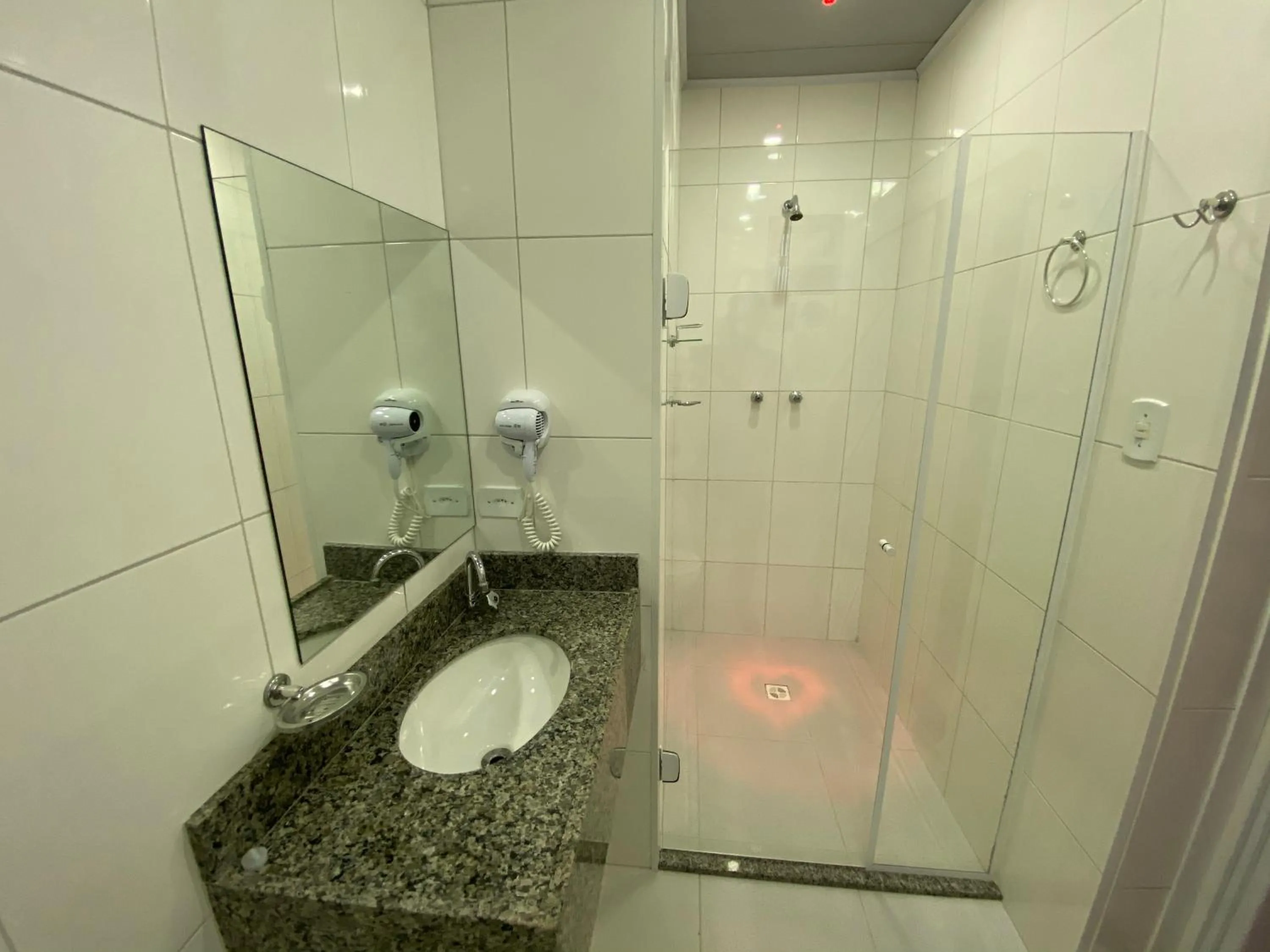 Shower in Único Motel Faria Lima