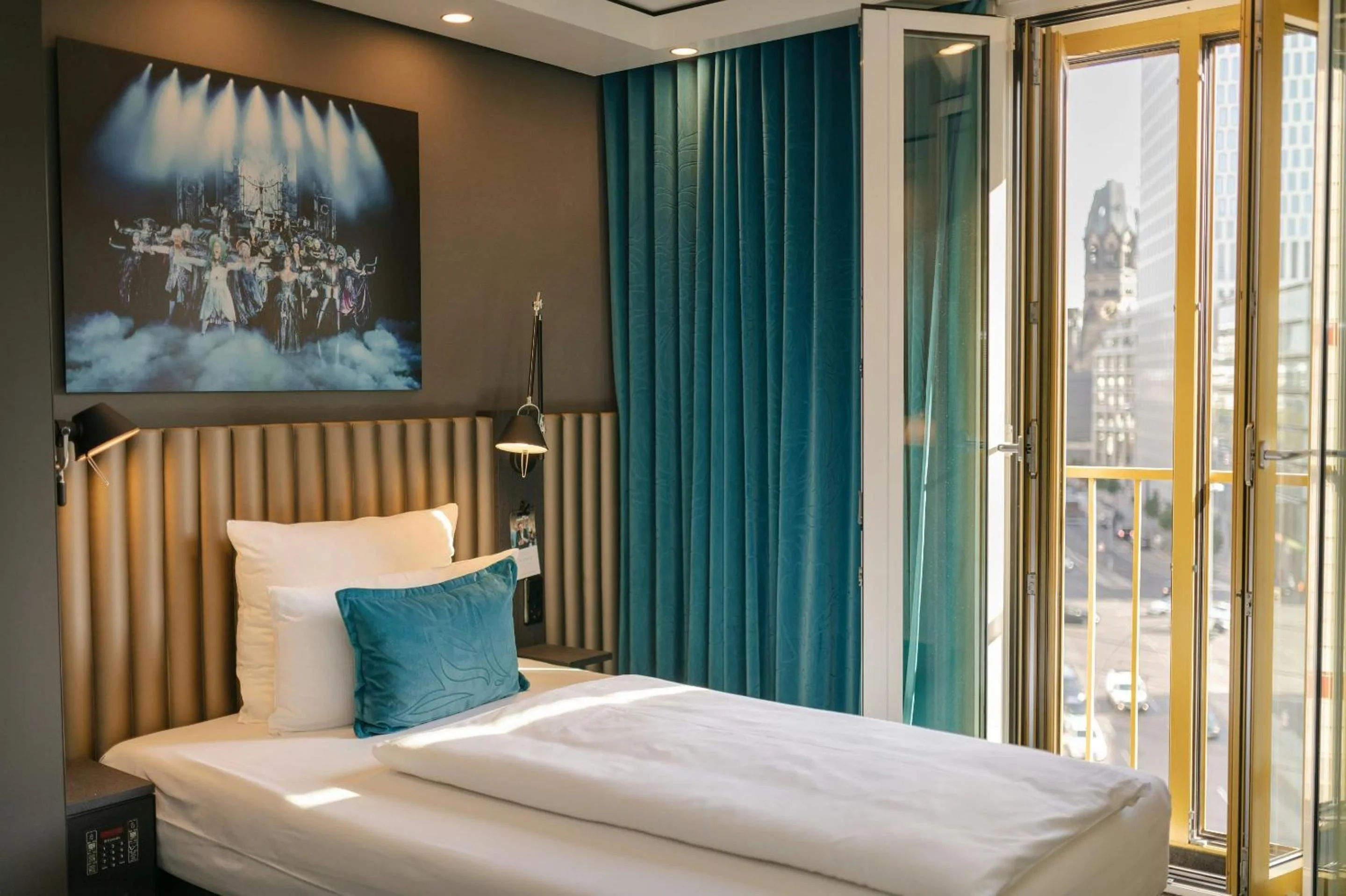 Photo of the whole room, Bed in Motel One Berlin-Ku'Damm