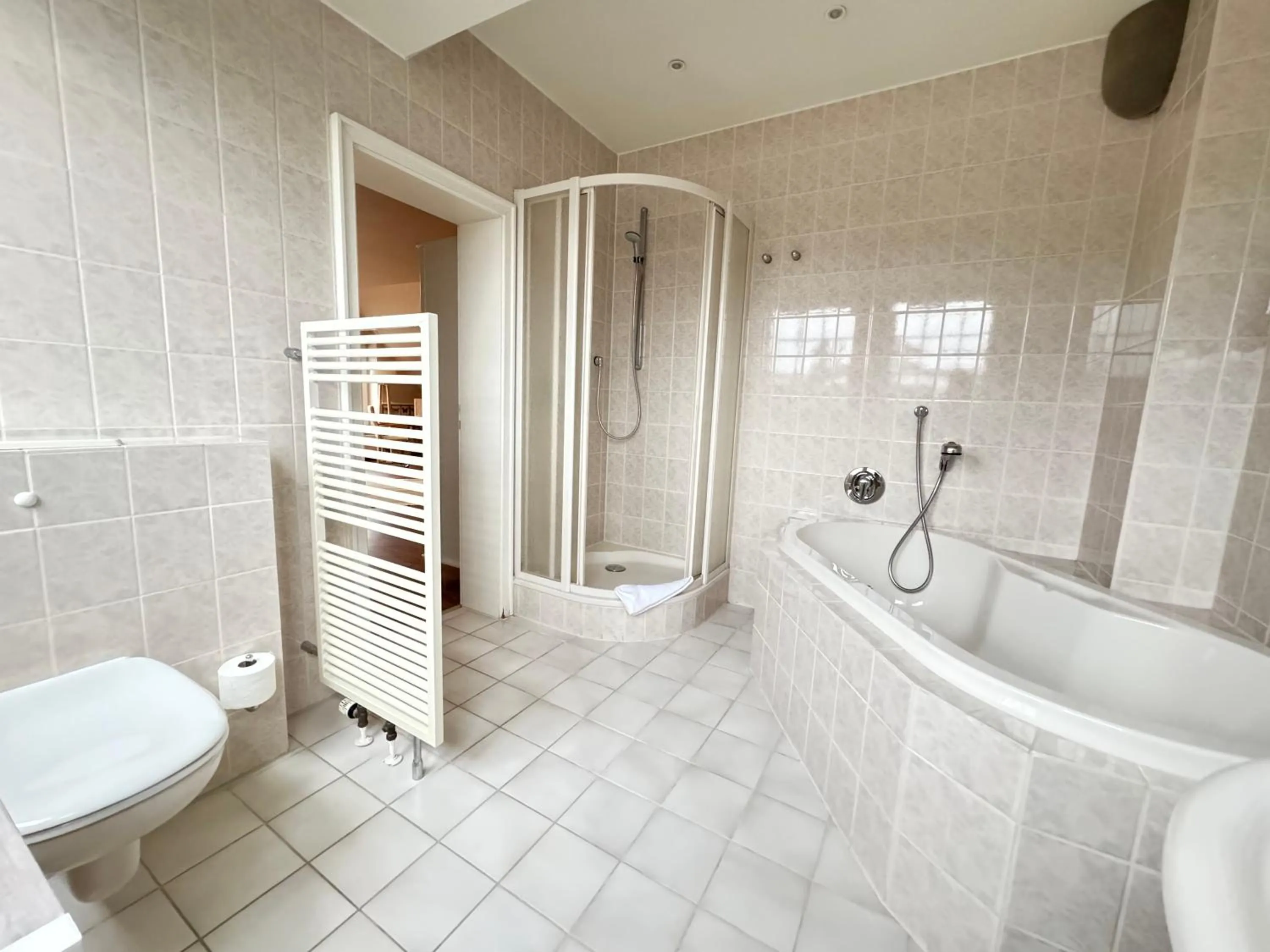 Shower in Hotel Bremer