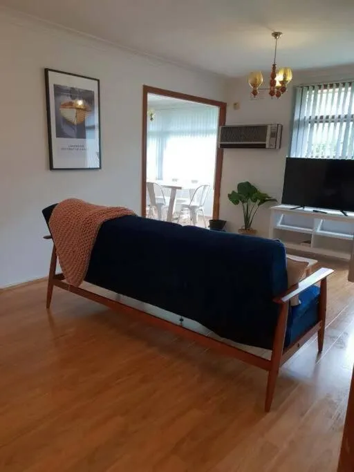 CAMPBELLTOWN HOLIDAY HOME 3 BED + FREE PARKING NCA039