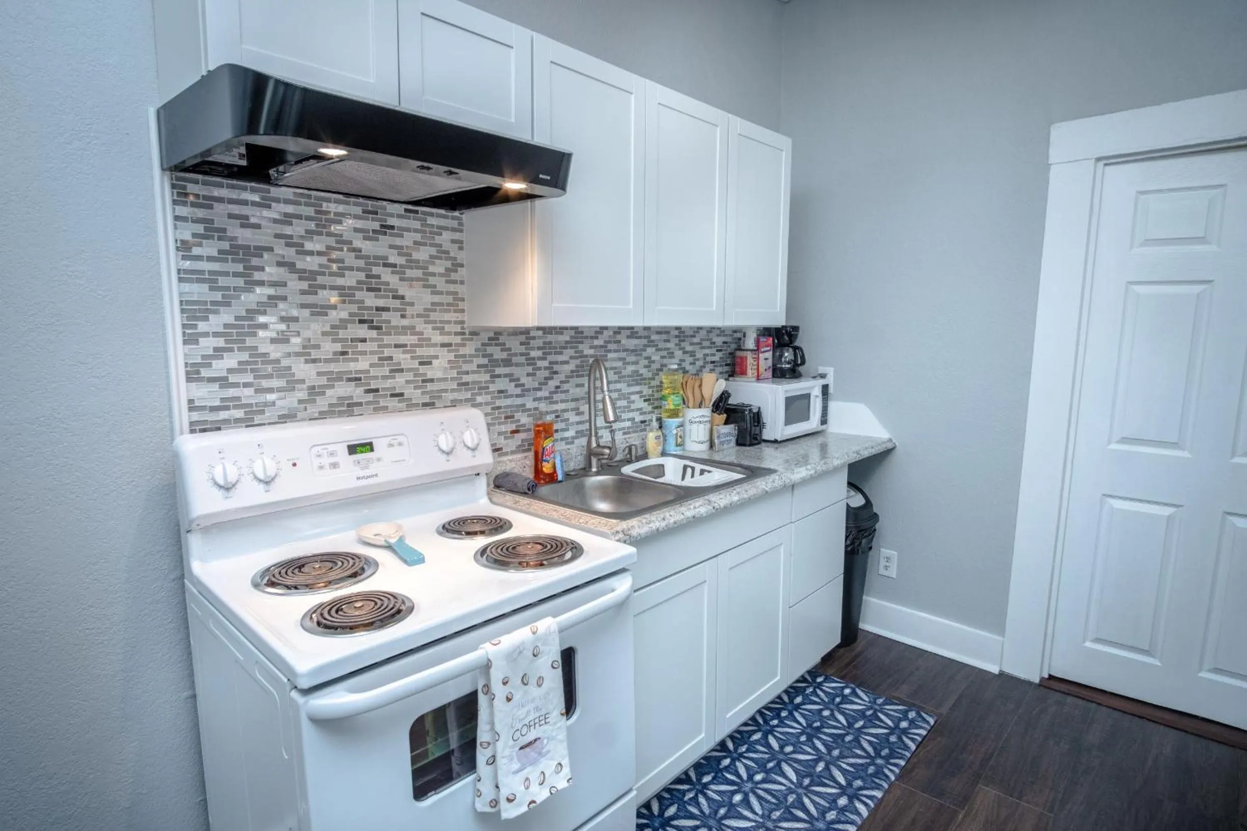 Kitchen or kitchenette in Classic 1br/1ba Charming Apt w/ Modern Upgrades