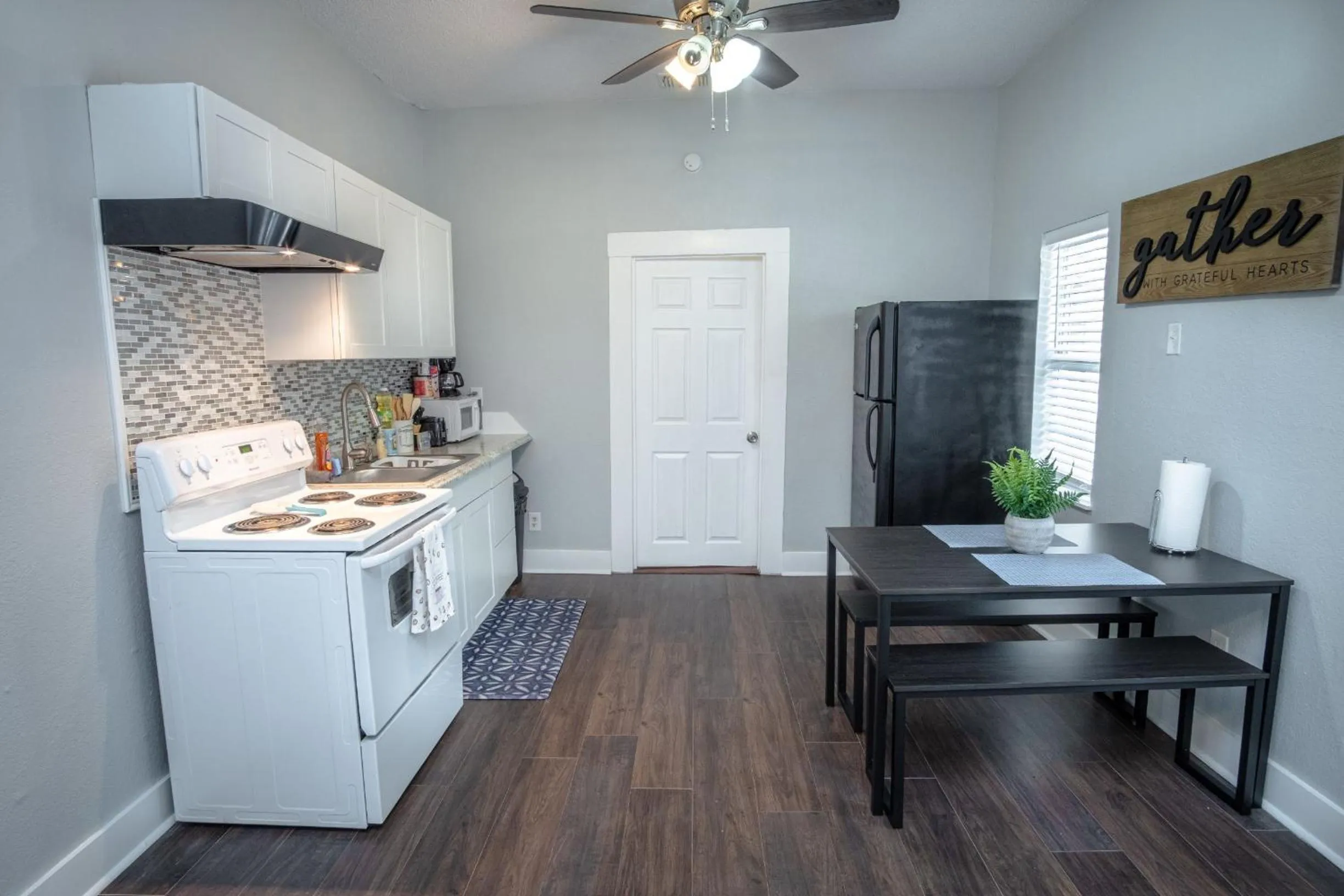 Kitchen or kitchenette in Classic 1br/1ba Charming Apt w/ Modern Upgrades