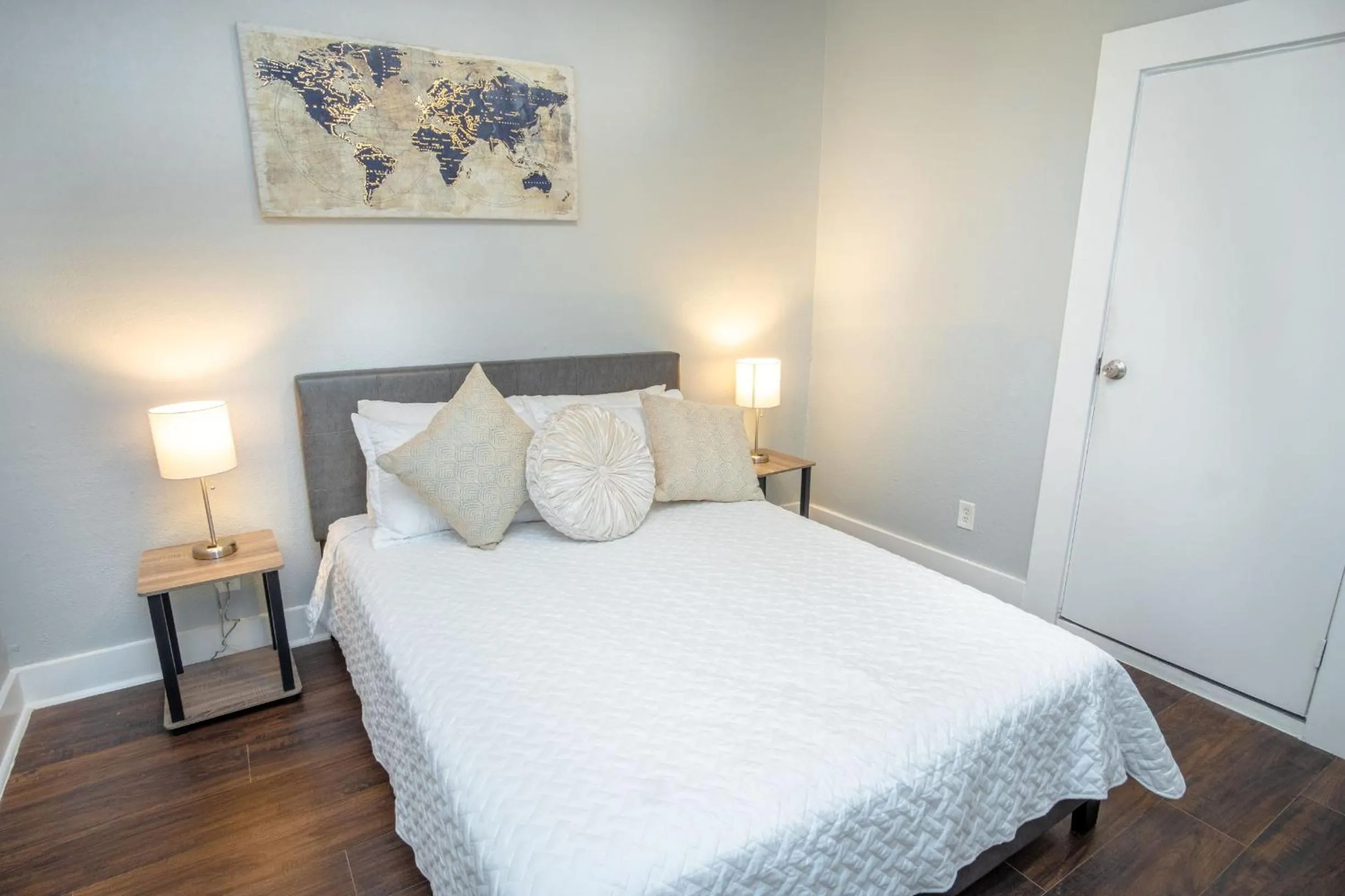 Bed in Classic 1br/1ba Charming Apt w/ Modern Upgrades