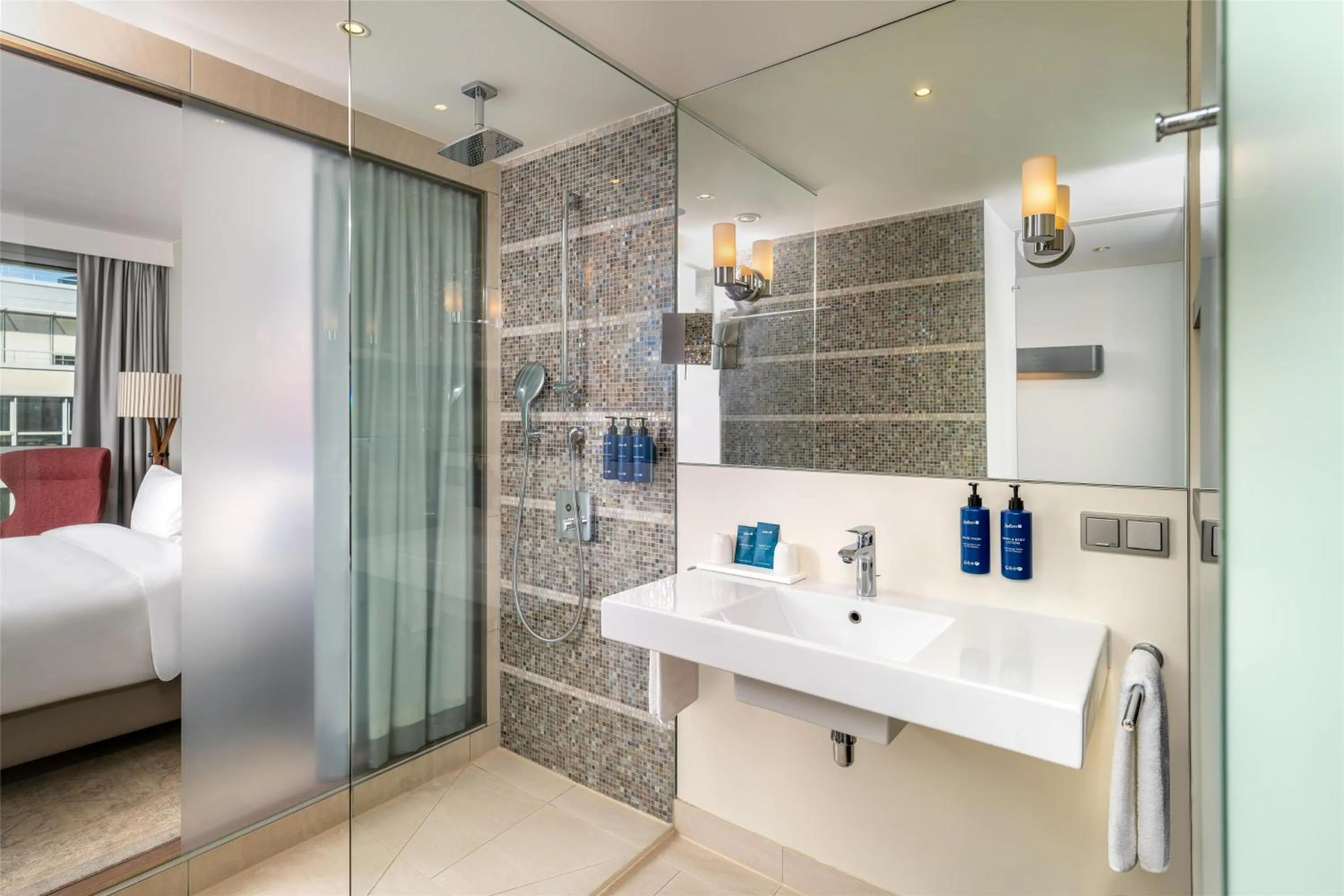 Bathroom, Bed in Radisson Blu Media Harbour Hotel, Düsseldorf