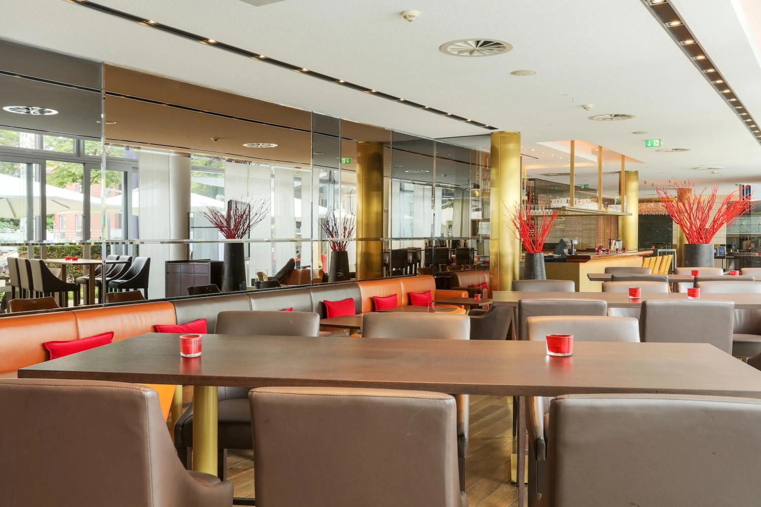 Lounge or bar in Radisson Blu Media Harbour Hotel, Düsseldorf