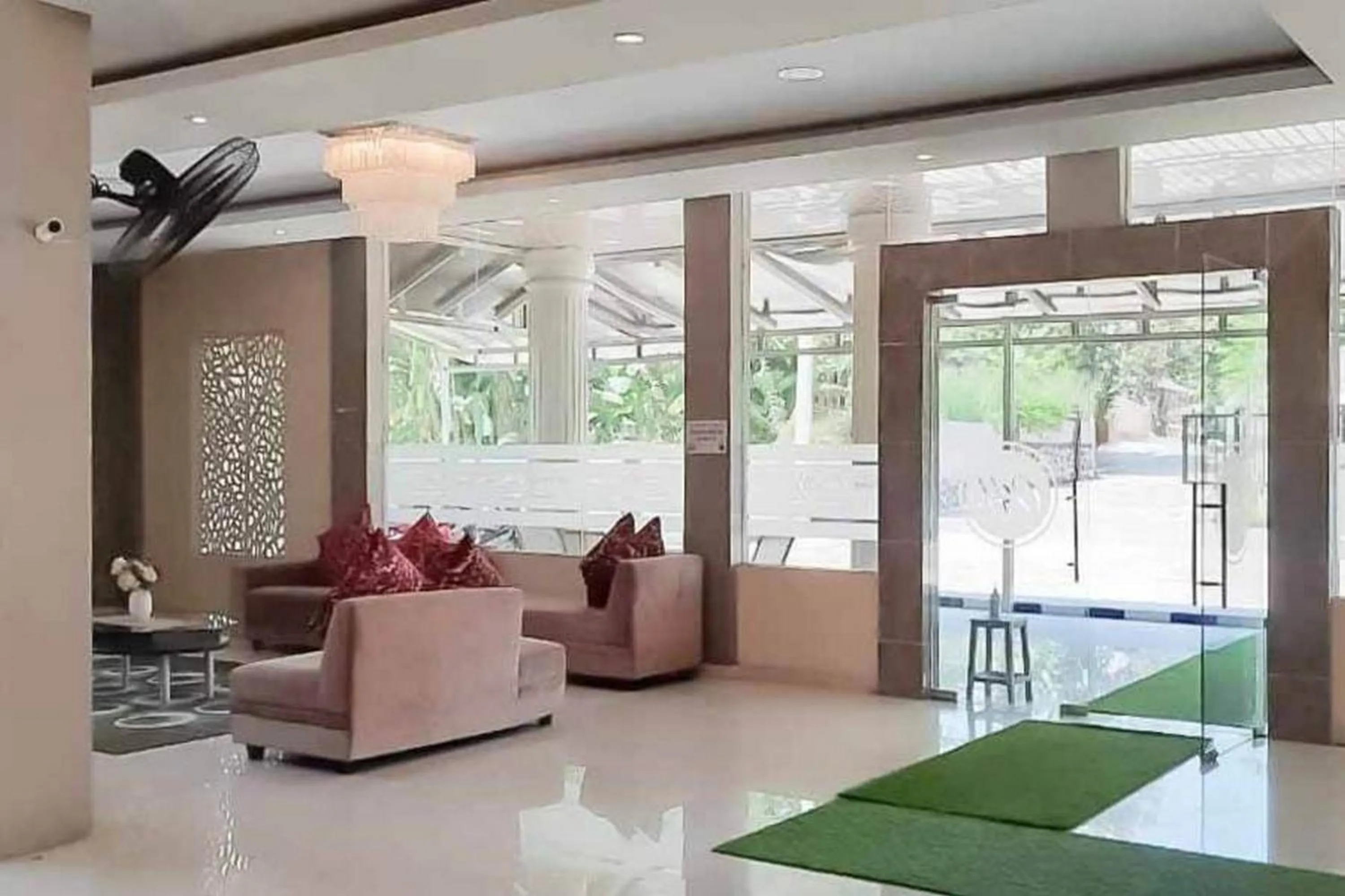 Communal lounge/ TV room in Pakansari Guest Inn Mitra RedDoorz