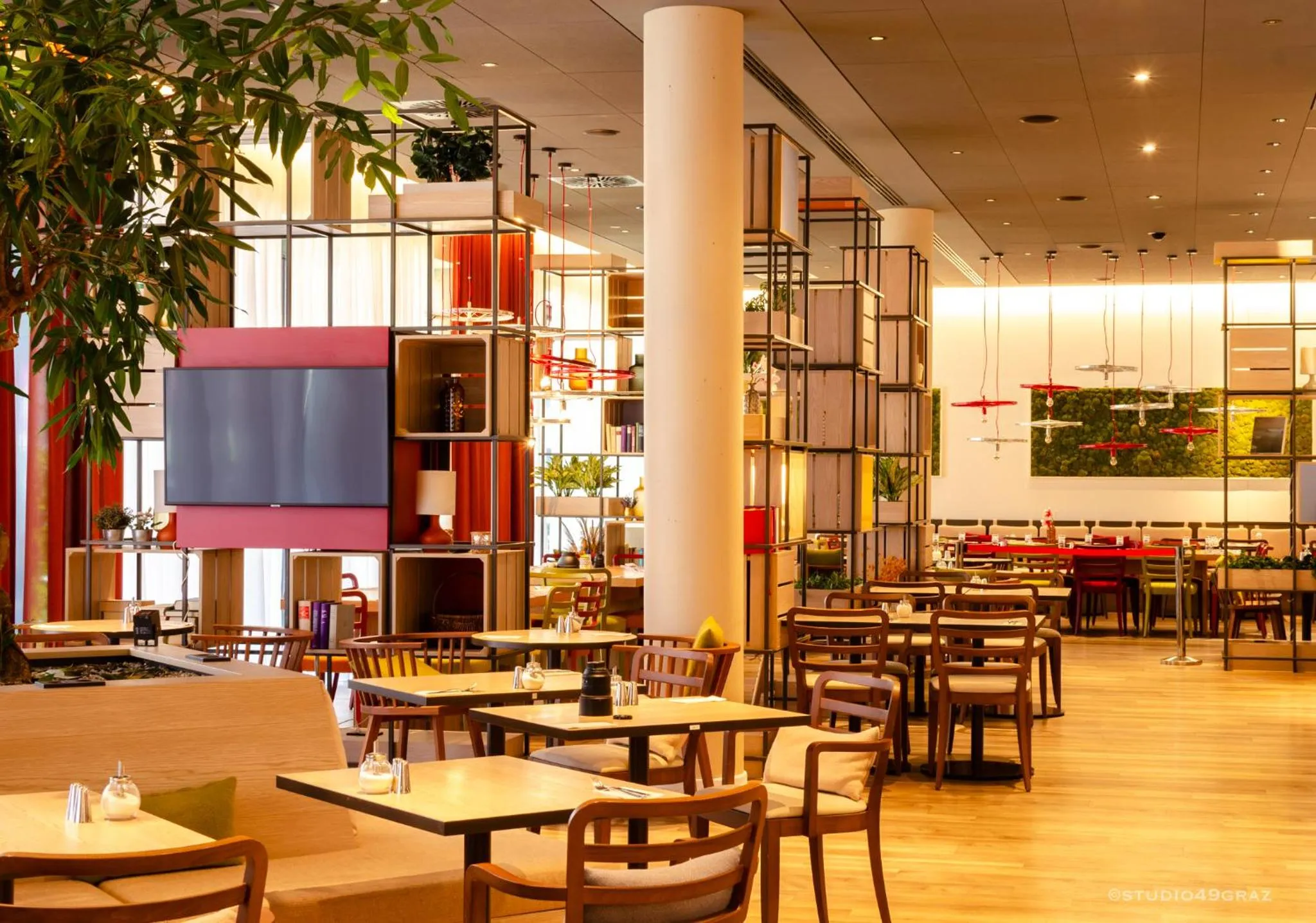 Restaurant/places to eat in IntercityHotel Graz