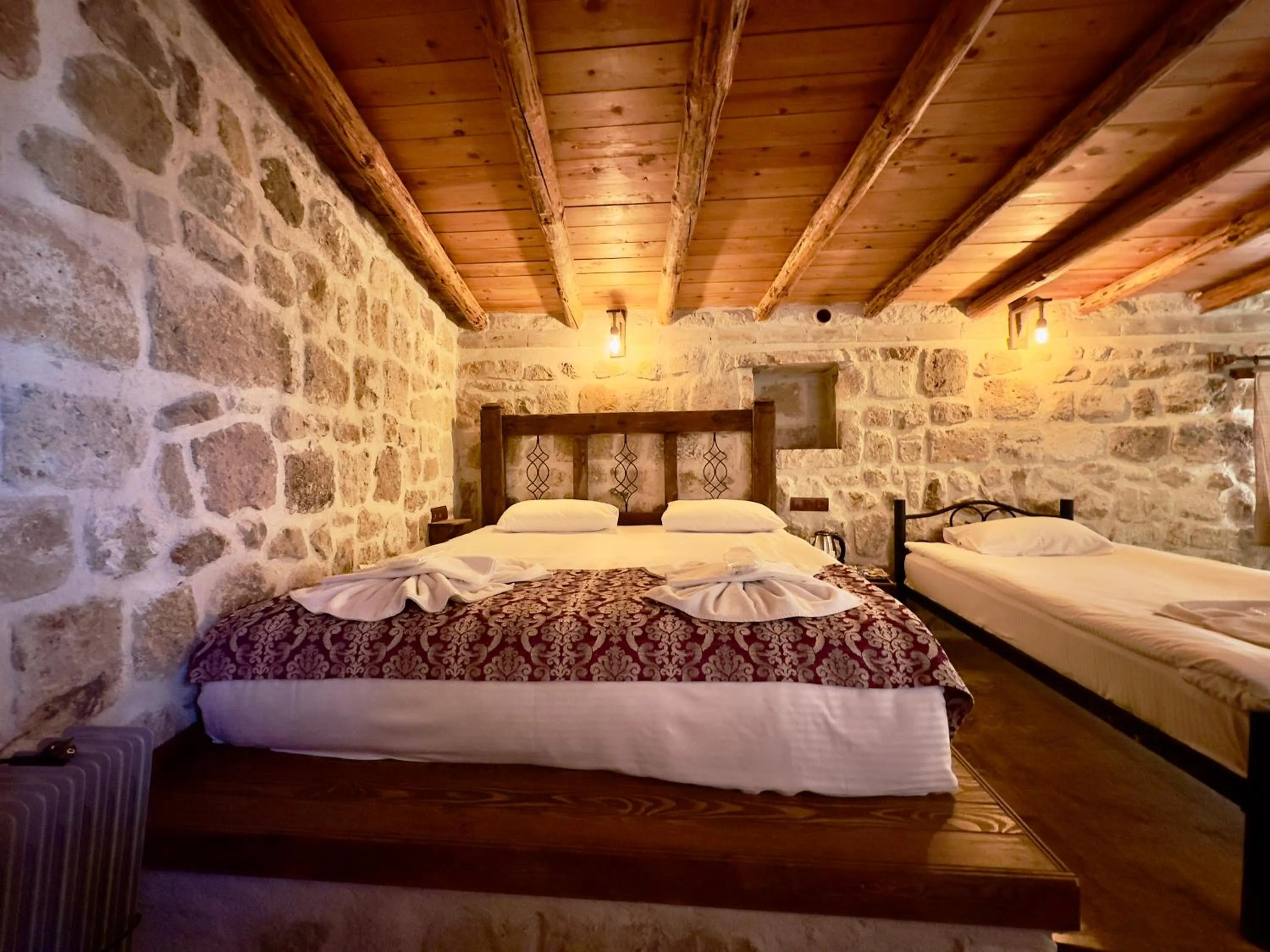 Photo of the whole room, Bed in Cappadocia Balloon Boutique