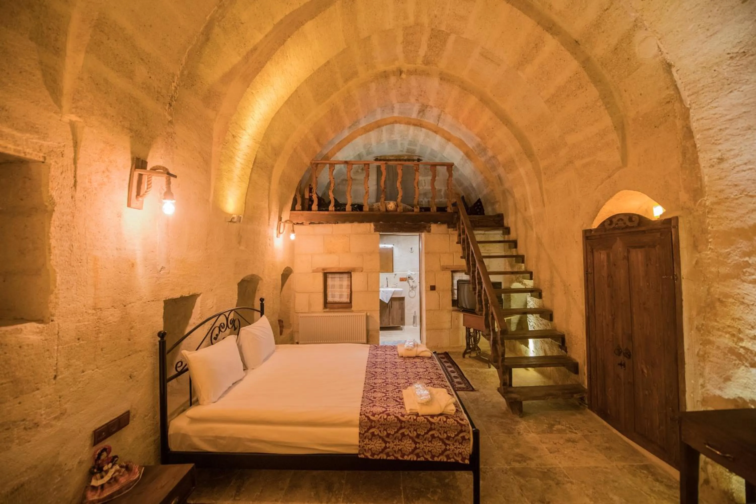Photo of the whole room, Bed in Cappadocia Balloon Boutique