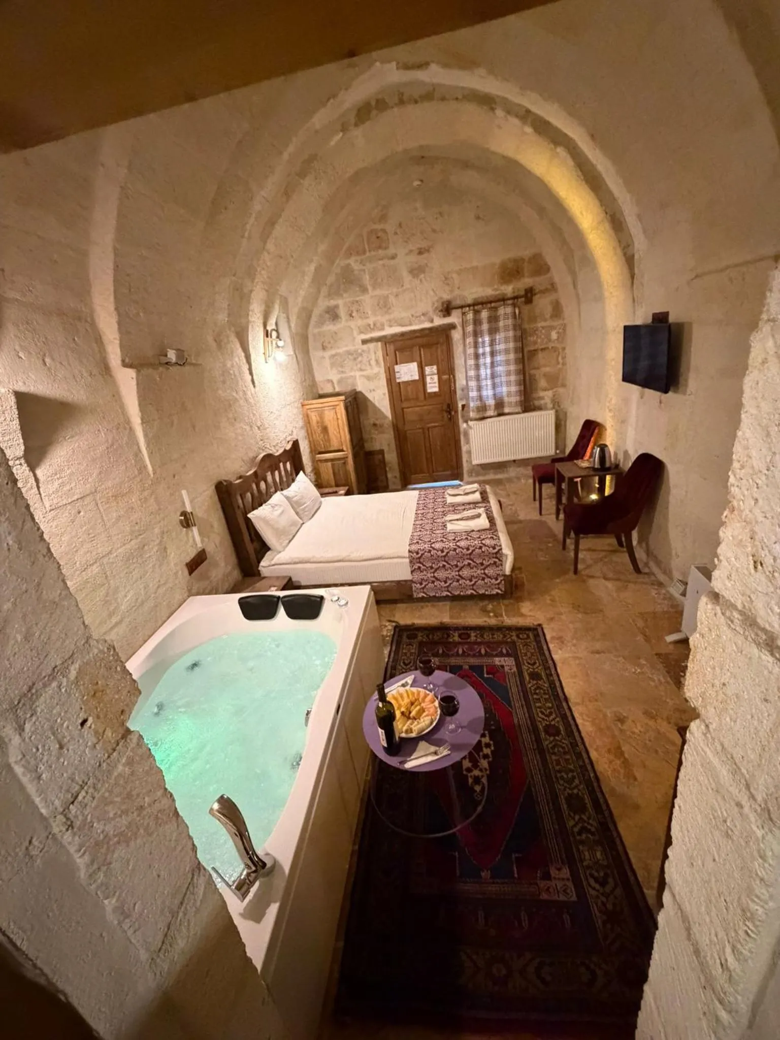 Hot Tub, Bed in Cappadocia Balloon House