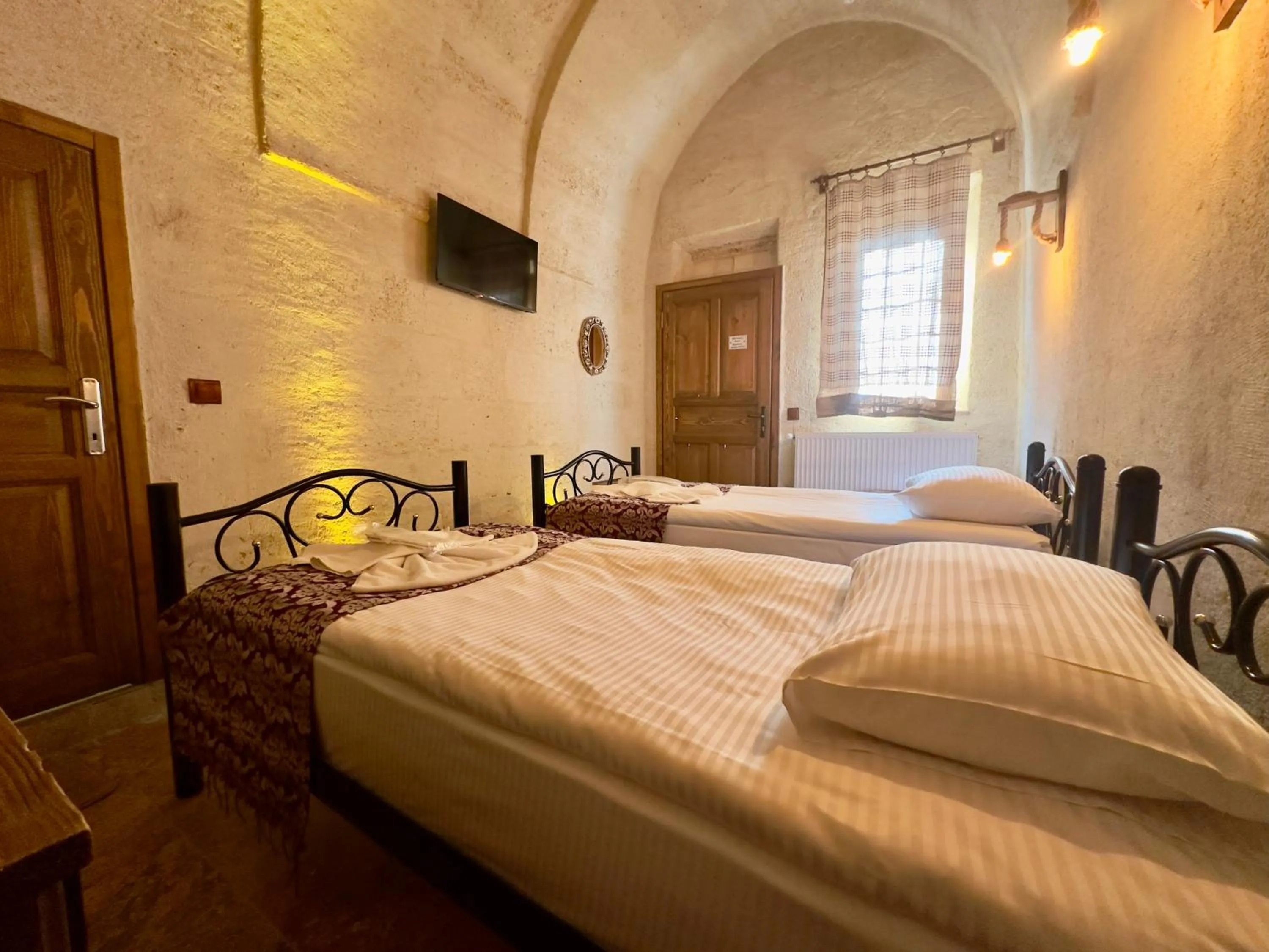 Photo of the whole room, Bed in Cappadocia Balloon Boutique