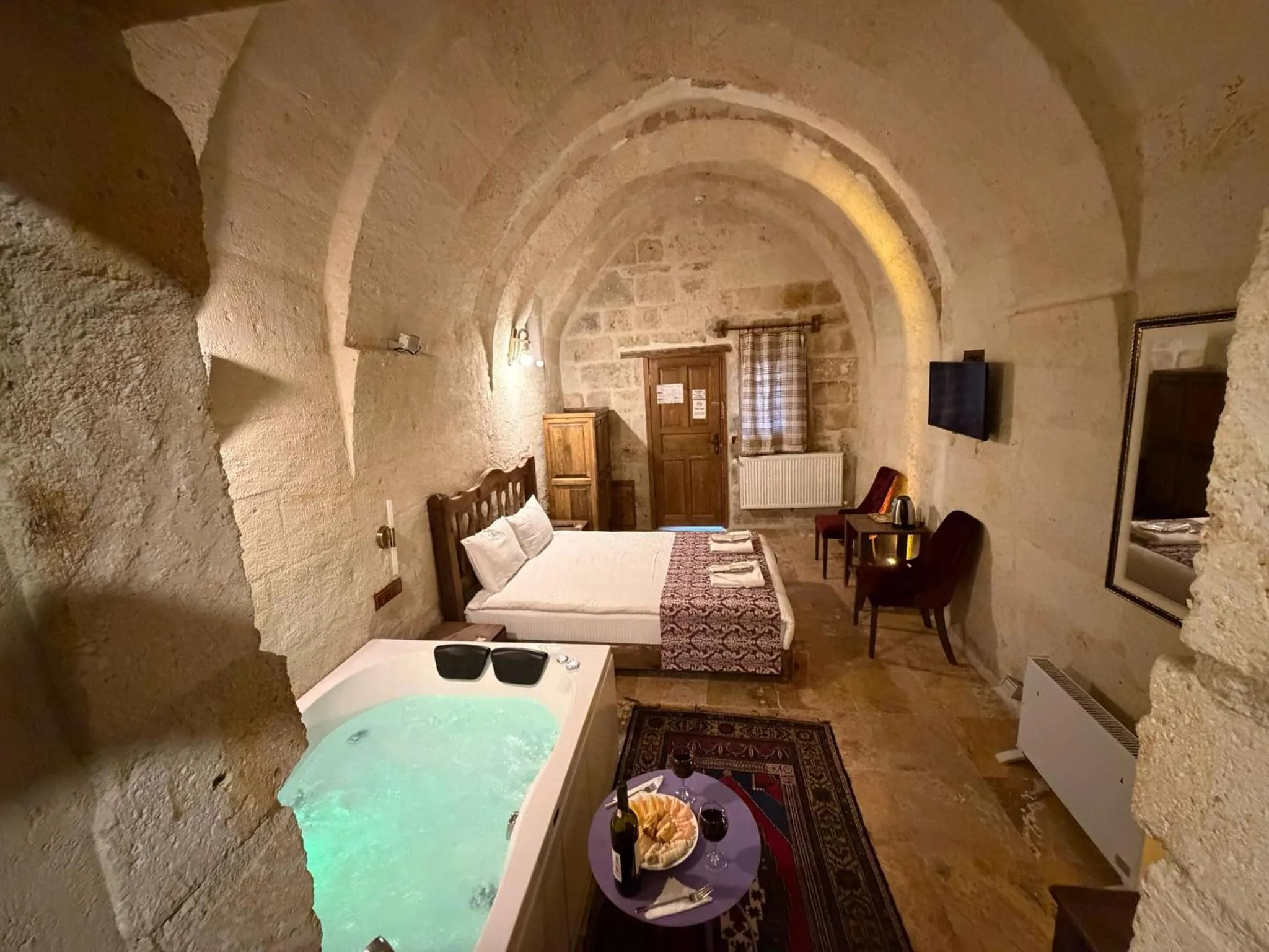 Hot Tub, Bed in Cappadocia Balloon House