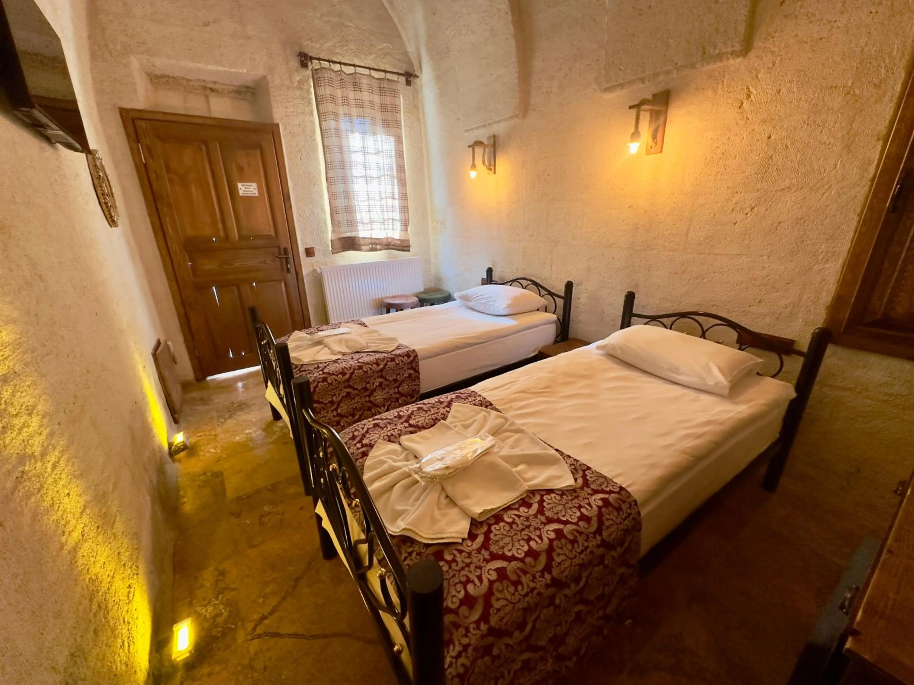 Photo of the whole room, Bed in Cappadocia Balloon Boutique