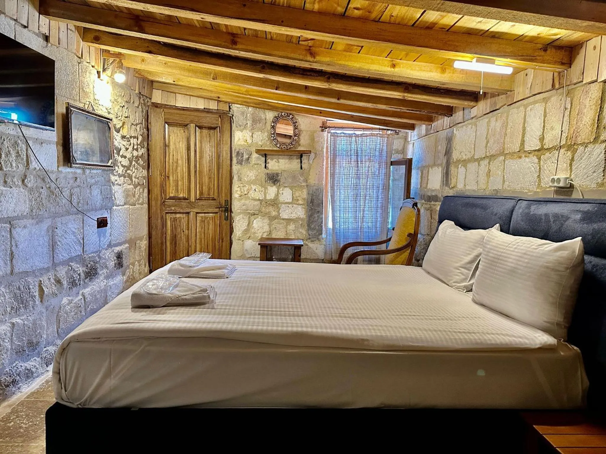 Photo of the whole room, Bed in Cappadocia Balloon Boutique