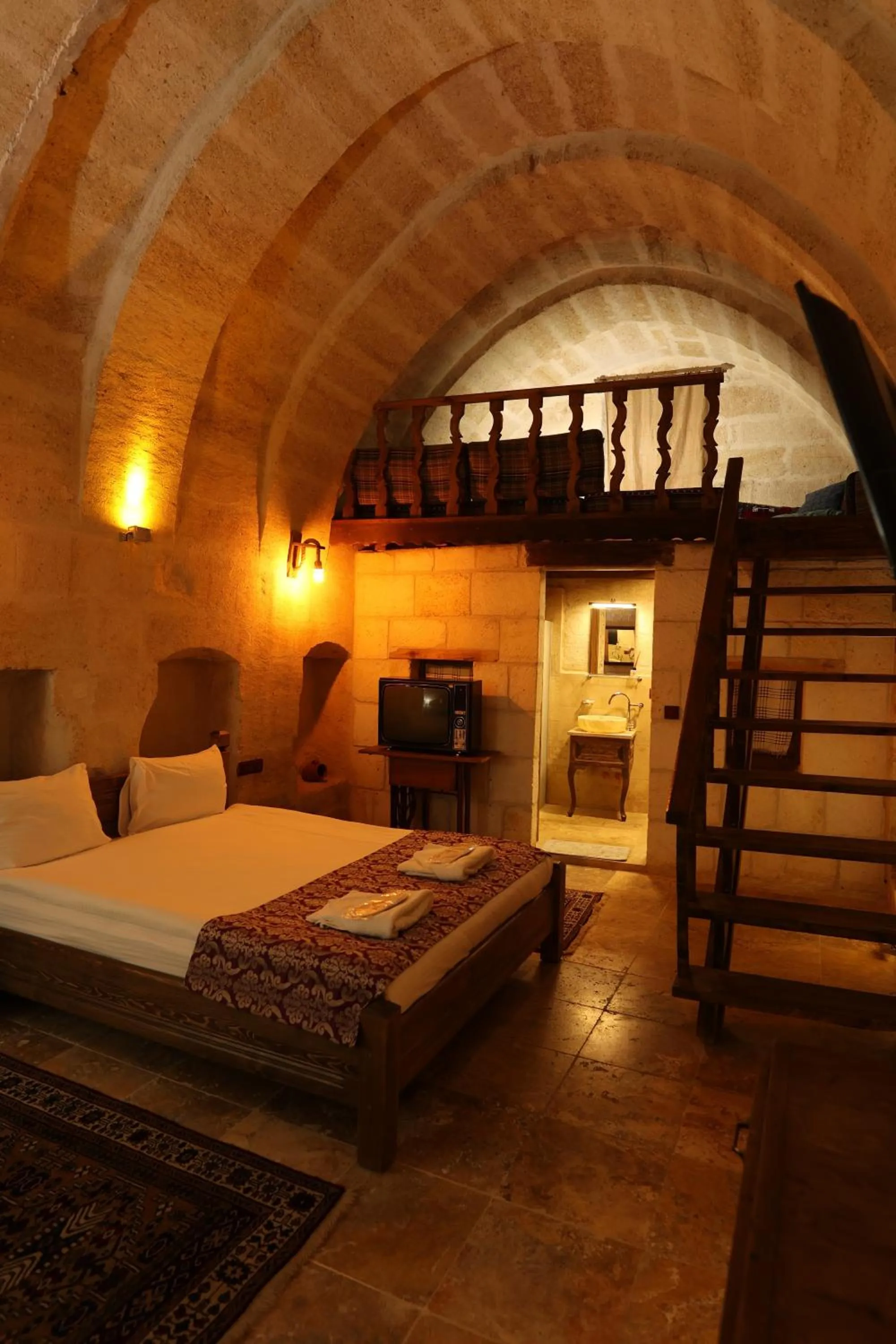 Photo of the whole room, Bed in Cappadocia Balloon Boutique