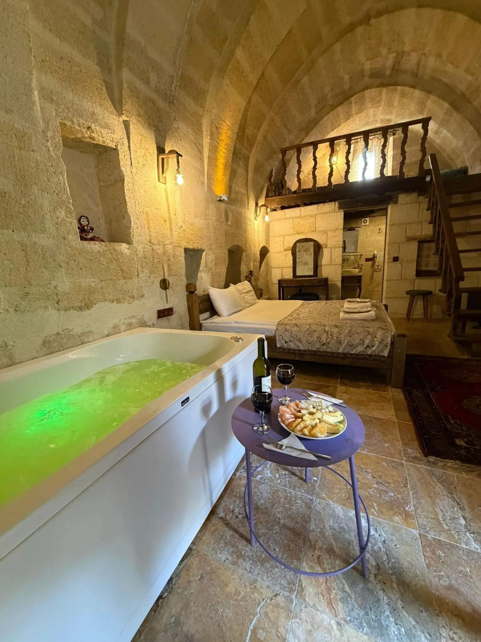 Hot Tub, Bed in Cappadocia Balloon House