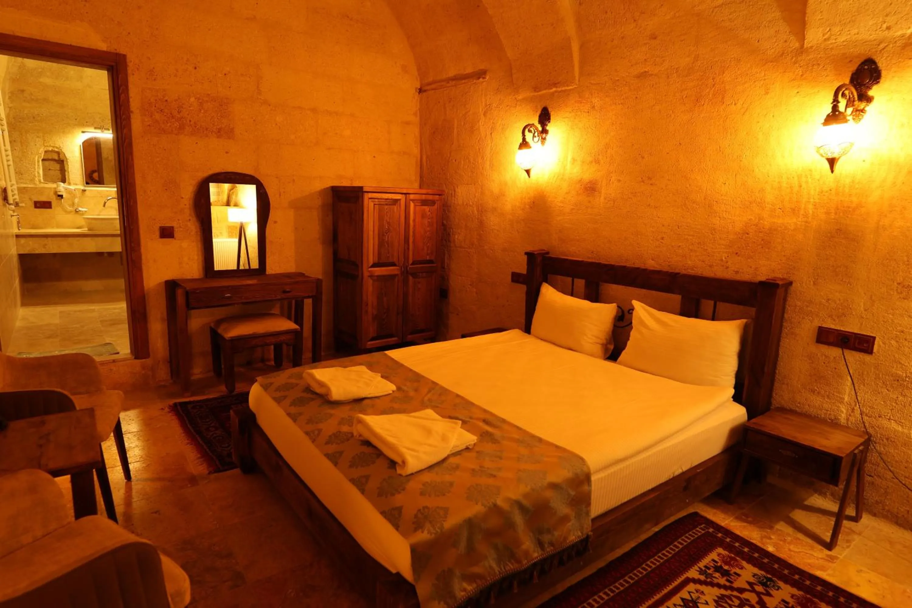 Photo of the whole room, Bed in Cappadocia Balloon Boutique