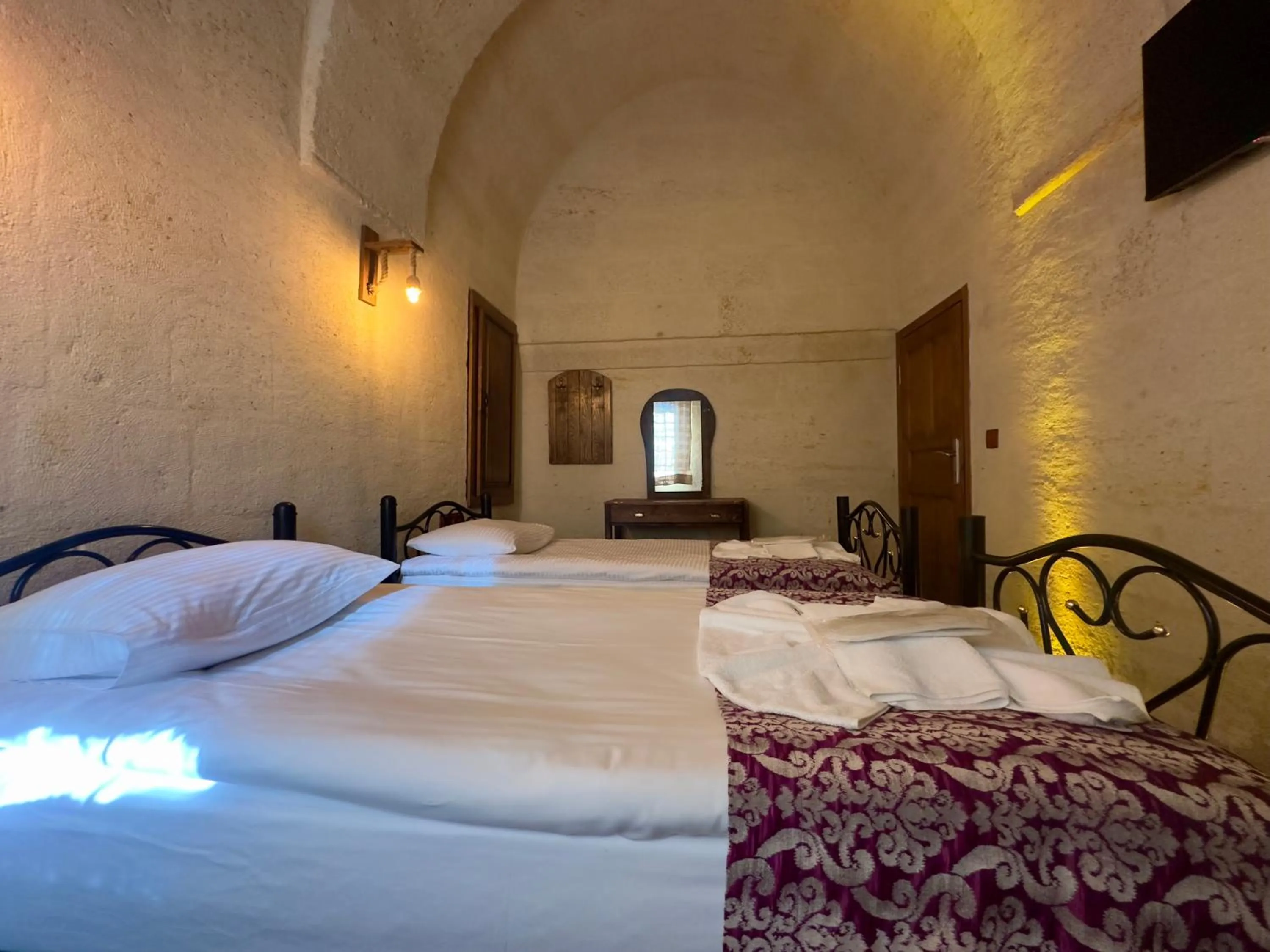 Photo of the whole room, Bed in Cappadocia Balloon Boutique