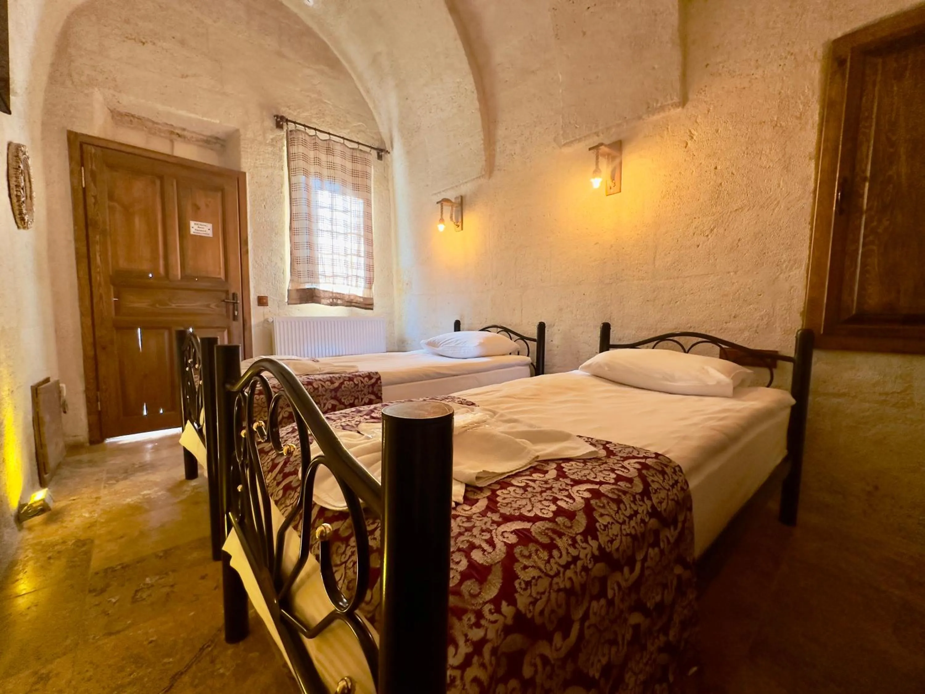 Photo of the whole room, Bed in Cappadocia Balloon Boutique