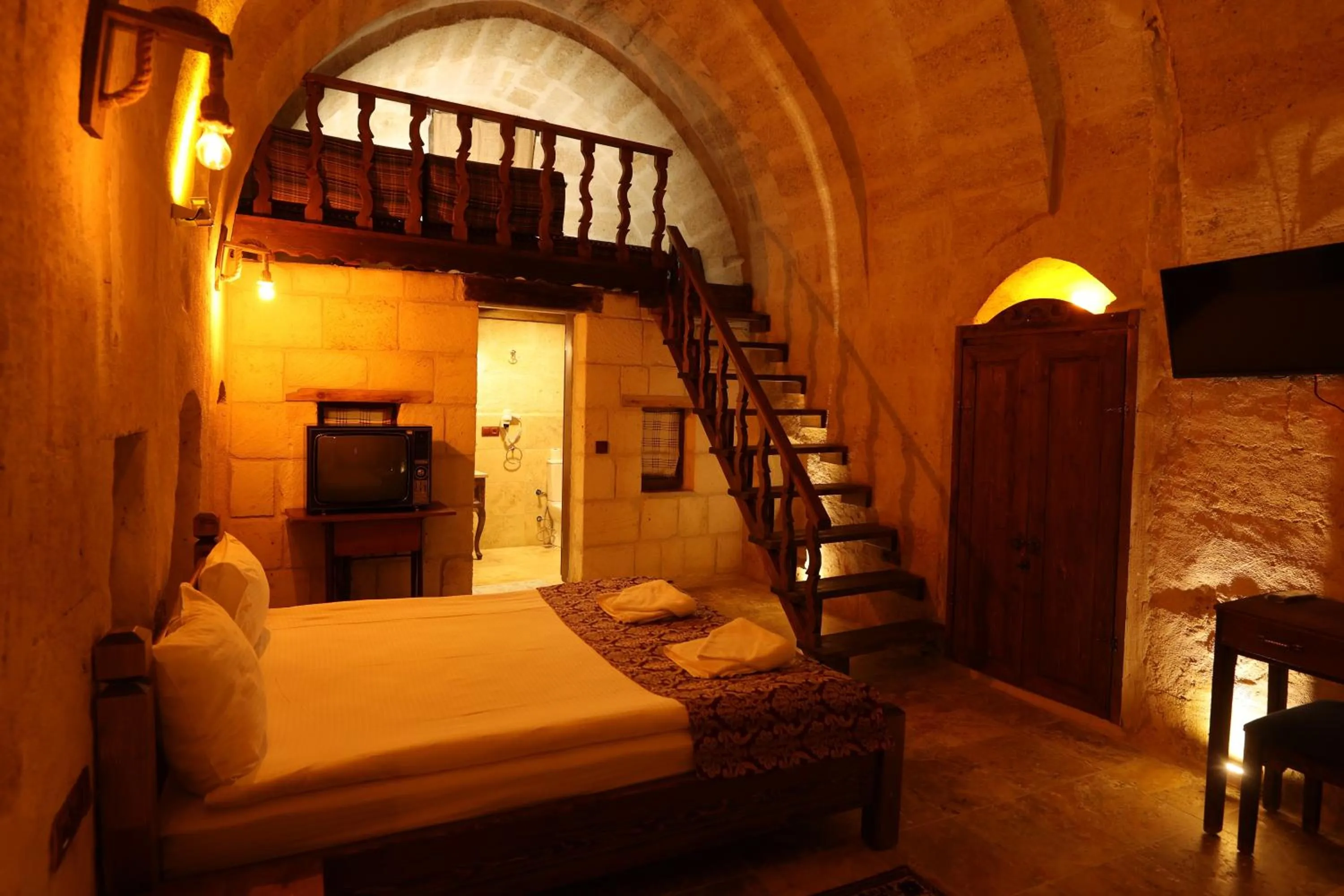 Photo of the whole room, Bed in Cappadocia Balloon Boutique