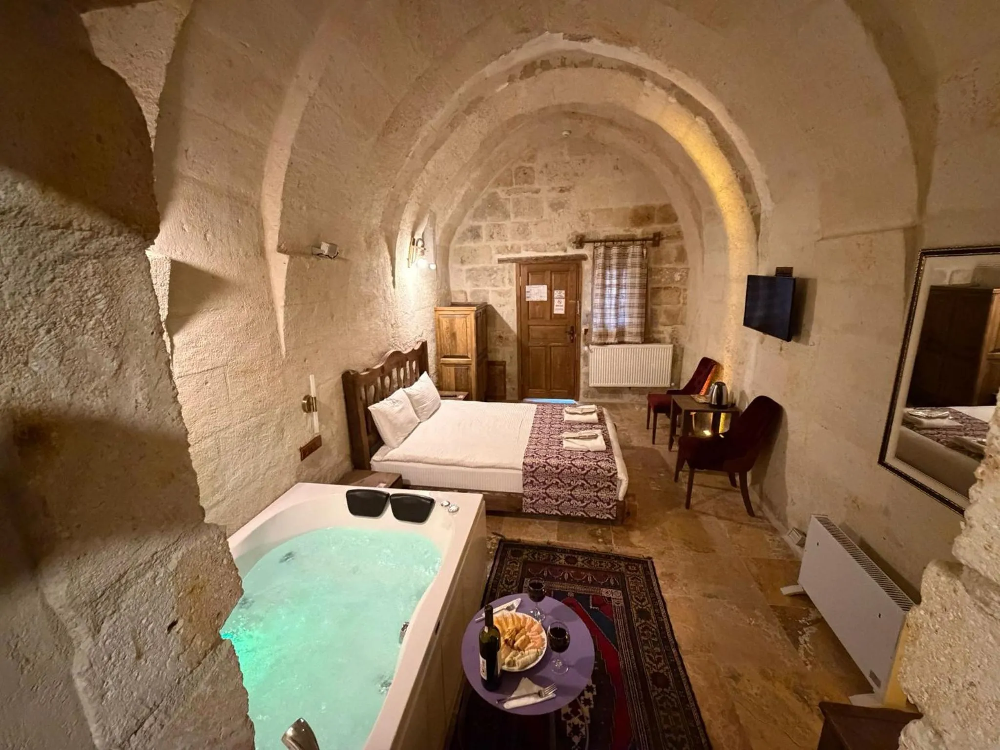 Photo of the whole room, Bed in Cappadocia Balloon House