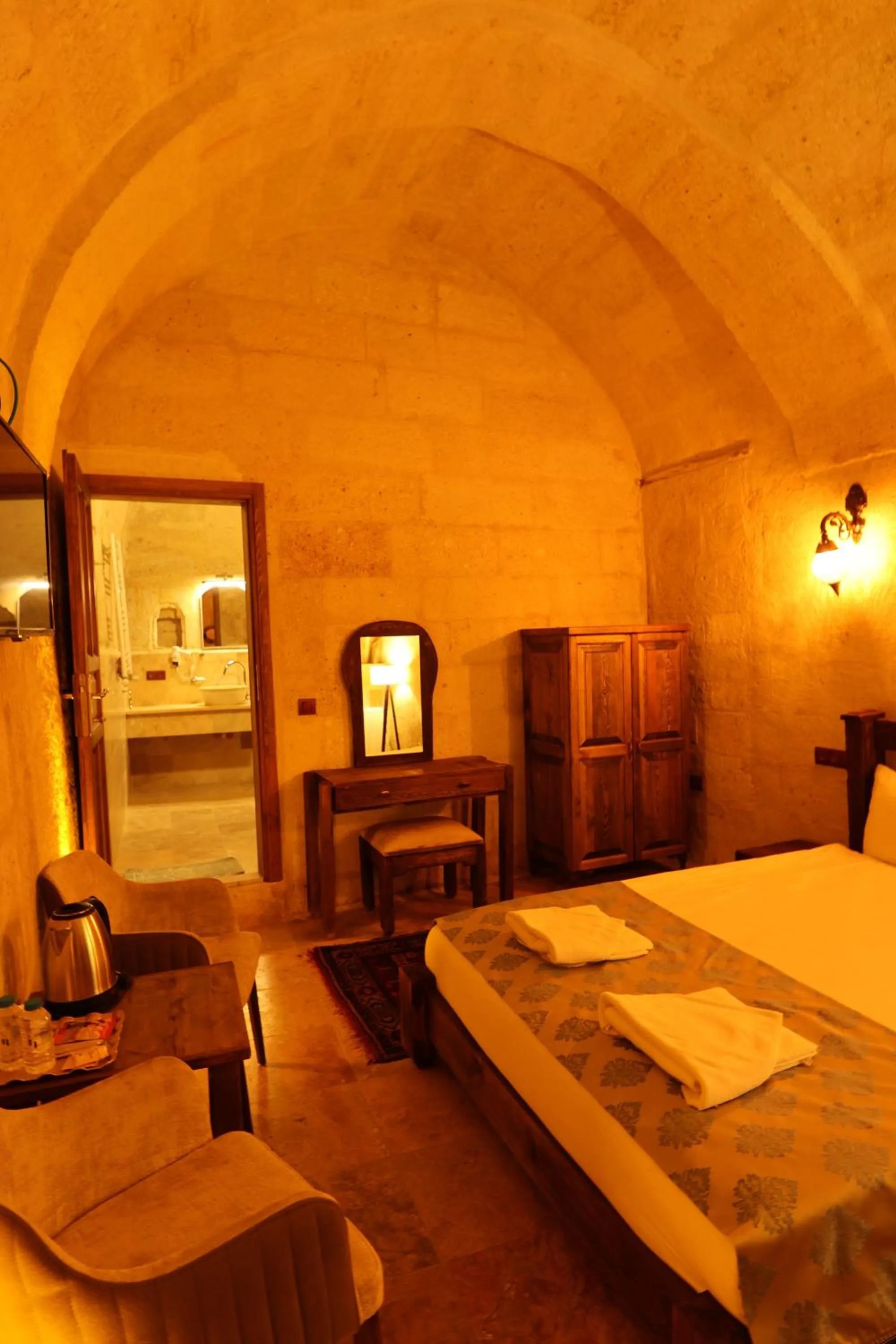 Photo of the whole room, Bed in Cappadocia Balloon Boutique